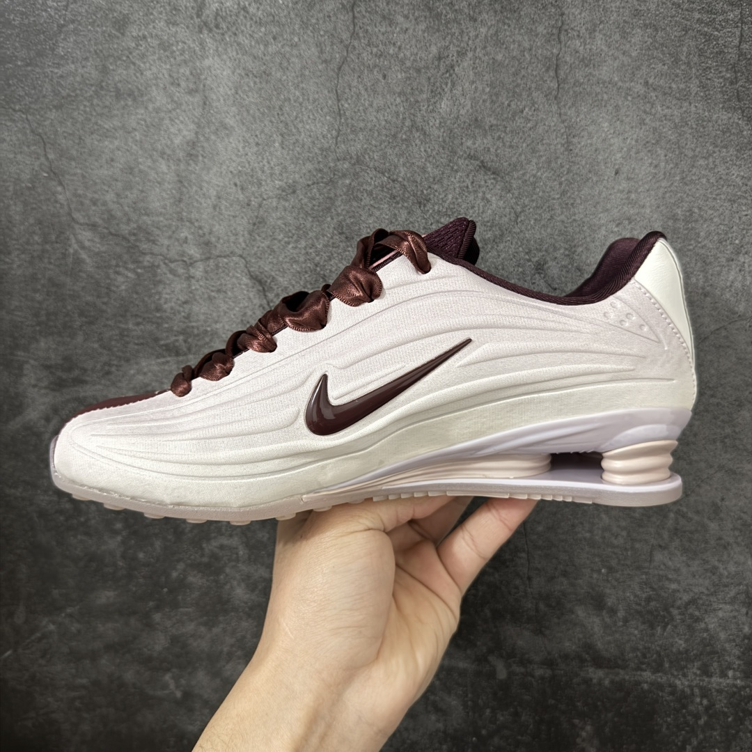 图片[2]-【外贸版】Nike SHOX Z 后掌气柱先锋机能风跑鞋 IQ3364-627 Nike Shox Z搭载了Nike标志性的Shox缓震科技 后跟的气柱能有效吸收冲击能量提供良好的缓震效果 采用轻盈透气的材质制作鞋面能确保脚部保持干爽舒适 贴合脚部曲线 带来舒适的包裹感 “猫跟”设计不仅提升了时尚感 还增强了穿着时的稳定性 使脚部在行走或运动过程中能保持平衡 尺码： 36 36.5 37.5 38 38.5 39 40 40.5 41-选品中心