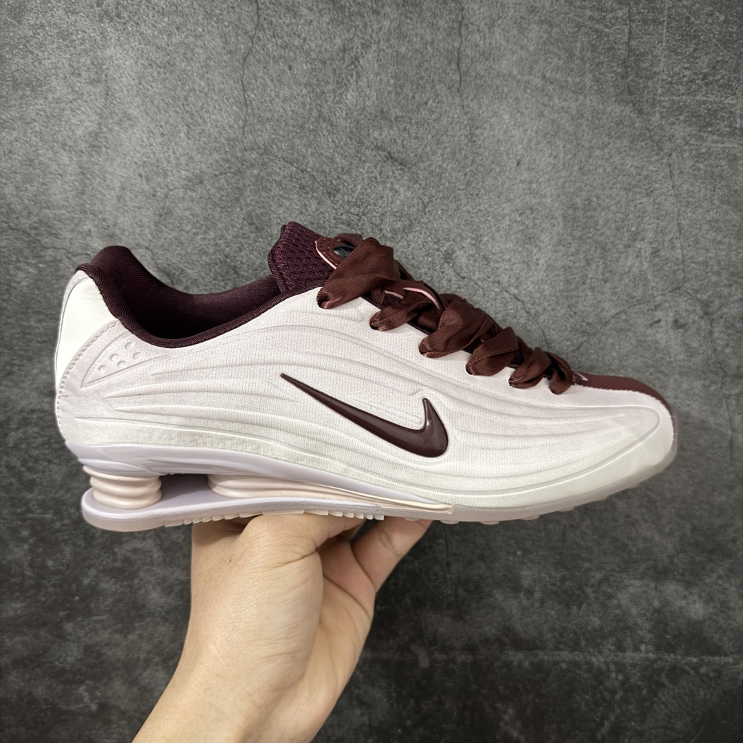 【外贸版】Nike SHOX Z 后掌气柱先锋机能风跑鞋 IQ3364-627 Nike Shox Z搭载了Nike标志性的Shox缓震科技 后跟的气柱能有效吸收冲击能量提供良好的缓震效果 采用轻盈透气的材质制作鞋面能确保脚部保持干爽舒适 贴合脚部曲线 带来舒适的包裹感 “猫跟”设计不仅提升了时尚感 还增强了穿着时的稳定性 使脚部在行走或运动过程中能保持平衡 尺码： 36 36.5 37.5 38 38.5 39 40 40.5 41-选品中心