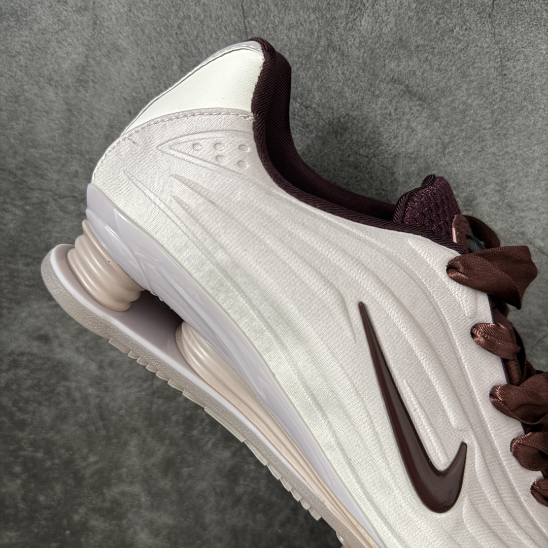 图片[7]-【外贸版】Nike SHOX Z 后掌气柱先锋机能风跑鞋 IQ3364-627 Nike Shox Z搭载了Nike标志性的Shox缓震科技 后跟的气柱能有效吸收冲击能量提供良好的缓震效果 采用轻盈透气的材质制作鞋面能确保脚部保持干爽舒适 贴合脚部曲线 带来舒适的包裹感 “猫跟”设计不仅提升了时尚感 还增强了穿着时的稳定性 使脚部在行走或运动过程中能保持平衡 尺码： 36 36.5 37.5 38 38.5 39 40 40.5 41-选品中心