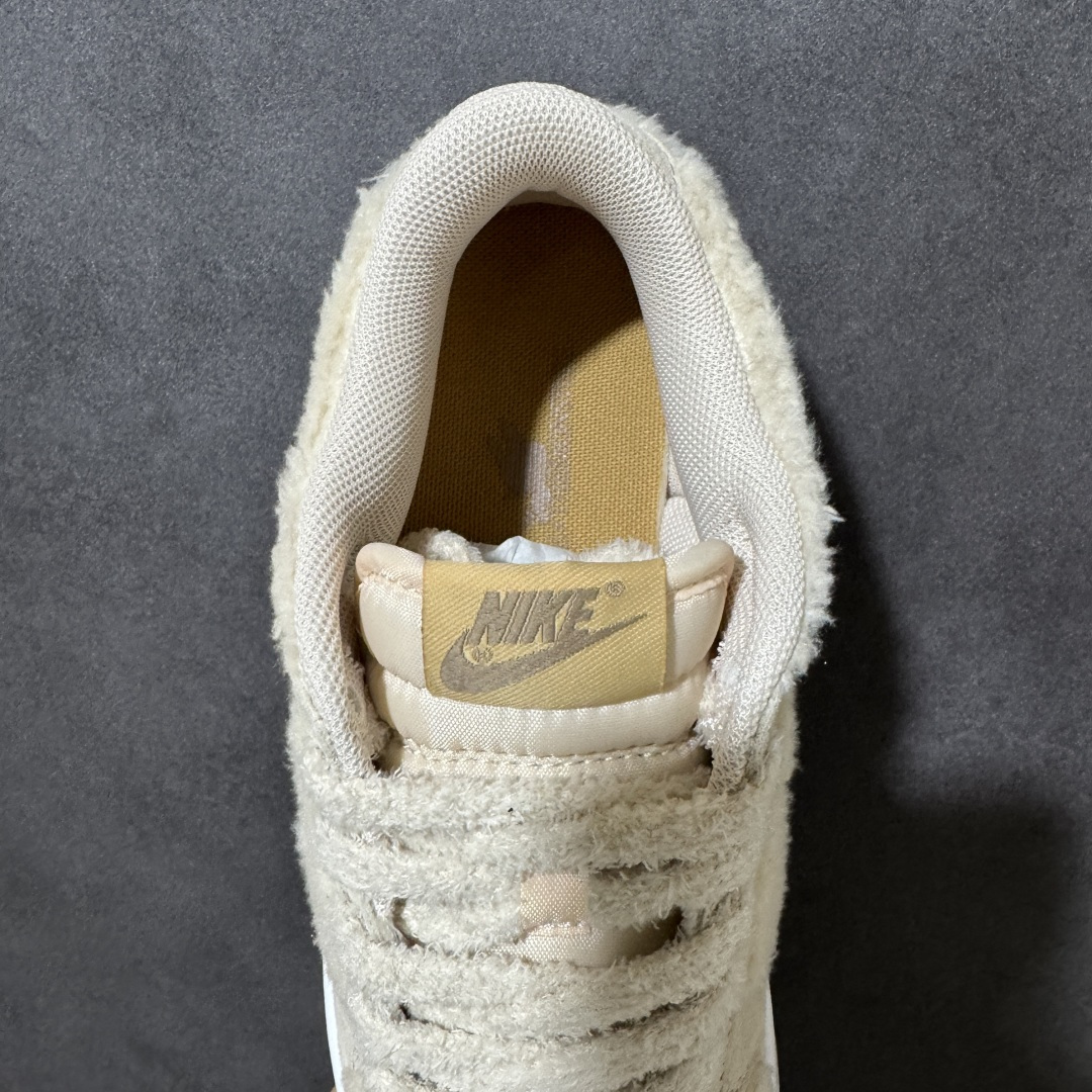 图片[6]-【福利特价】Nike Dunk By PopMart LABUBU 豆乳多多 货号 GB6675-002 Labubu 定制款 跨越次元的美学 全鞋采用Dunk sb定制大底 设计沿用跳舞小熊超级联名专属长毛绒感 侧身电绣Labubu Logo 超级适配秋冬 Swoosh隐藏于绒感深处 脚踏七彩祥云 化身街头弄潮 尺码：36 36.5 37.5 38 38.5 39 40 40.5 41 42 4265 43 44 44.5 45-选品中心