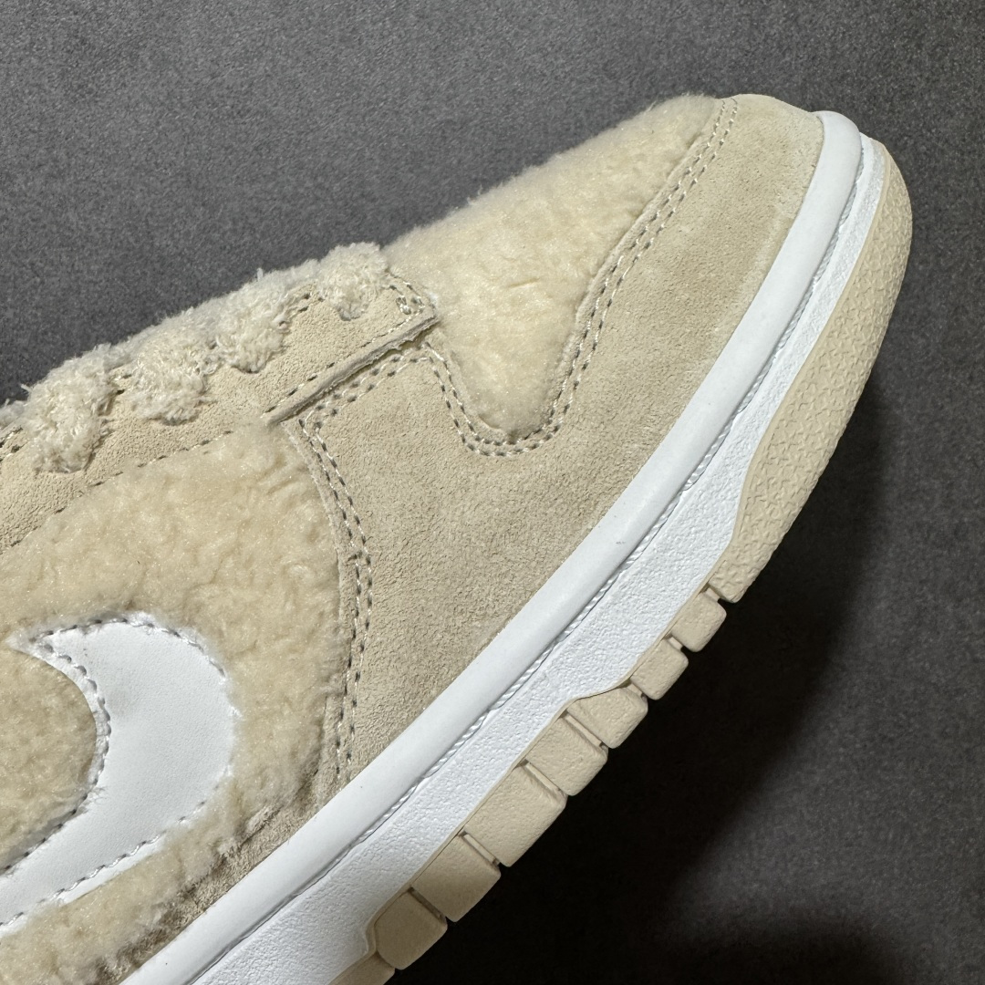 图片[7]-【福利特价】Nike Dunk By PopMart LABUBU 豆乳多多 货号 GB6675-002 Labubu 定制款 跨越次元的美学 全鞋采用Dunk sb定制大底 设计沿用跳舞小熊超级联名专属长毛绒感 侧身电绣Labubu Logo 超级适配秋冬 Swoosh隐藏于绒感深处 脚踏七彩祥云 化身街头弄潮 尺码：36 36.5 37.5 38 38.5 39 40 40.5 41 42 4265 43 44 44.5 45-选品中心
