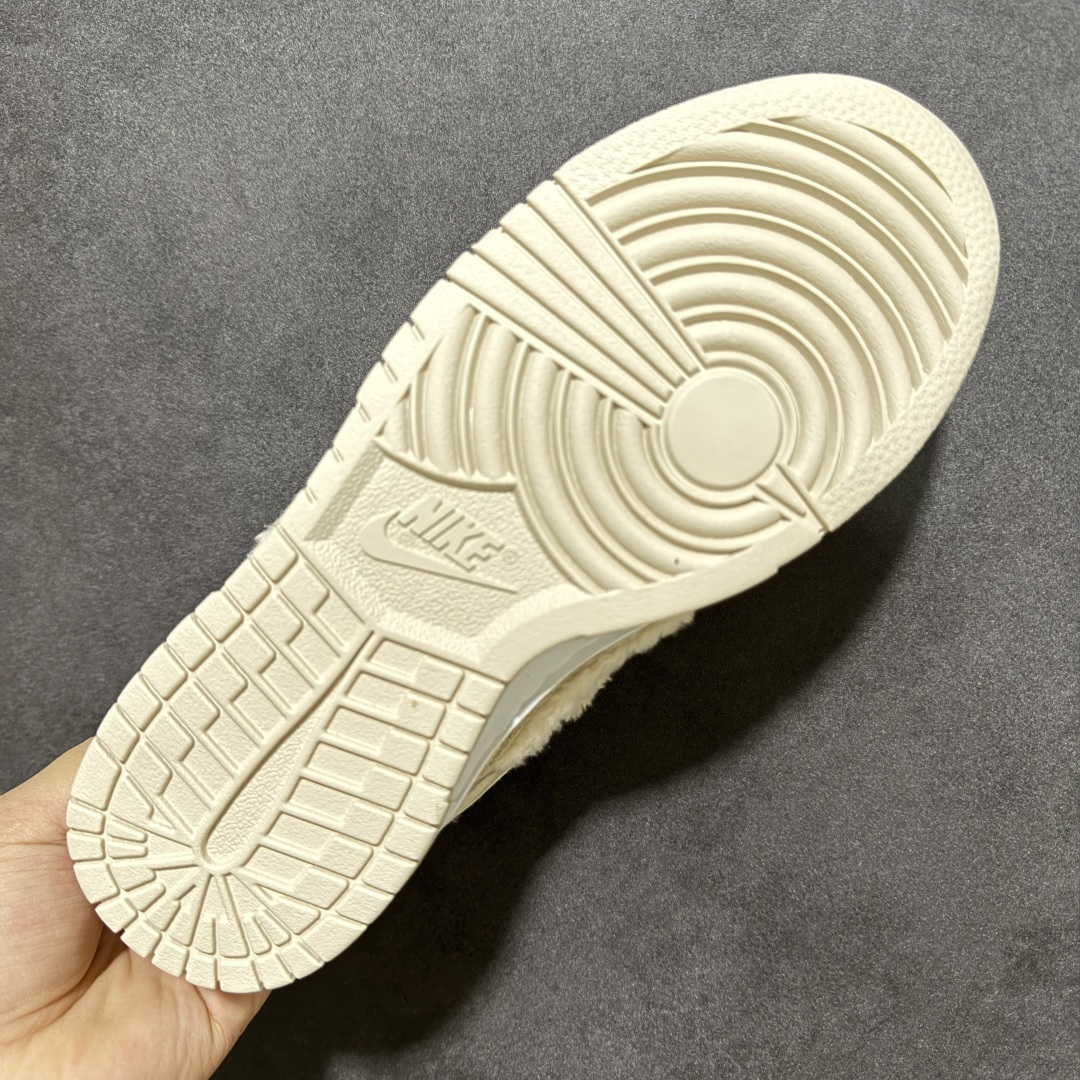 图片[9]-【福利特价】Nike Dunk By PopMart LABUBU 豆乳多多 货号 GB6675-002 Labubu 定制款 跨越次元的美学 全鞋采用Dunk sb定制大底 设计沿用跳舞小熊超级联名专属长毛绒感 侧身电绣Labubu Logo 超级适配秋冬 Swoosh隐藏于绒感深处 脚踏七彩祥云 化身街头弄潮 尺码：36 36.5 37.5 38 38.5 39 40 40.5 41 42 4265 43 44 44.5 45-选品中心