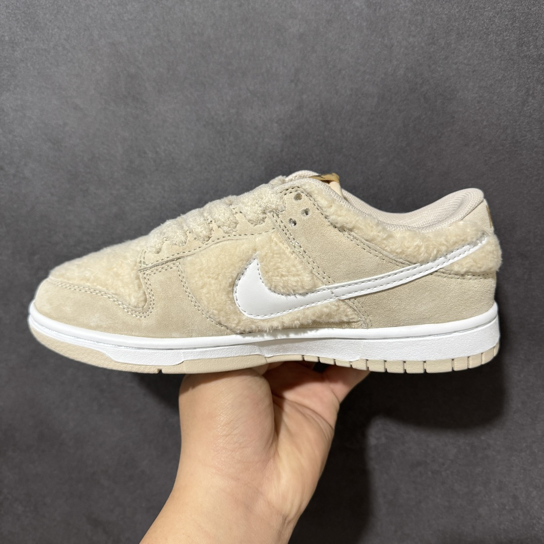 图片[2]-【福利特价】Nike Dunk By PopMart LABUBU 豆乳多多 货号 GB6675-002 Labubu 定制款 跨越次元的美学 全鞋采用Dunk sb定制大底 设计沿用跳舞小熊超级联名专属长毛绒感 侧身电绣Labubu Logo 超级适配秋冬 Swoosh隐藏于绒感深处 脚踏七彩祥云 化身街头弄潮 尺码：36 36.5 37.5 38 38.5 39 40 40.5 41 42 4265 43 44 44.5 45-选品中心