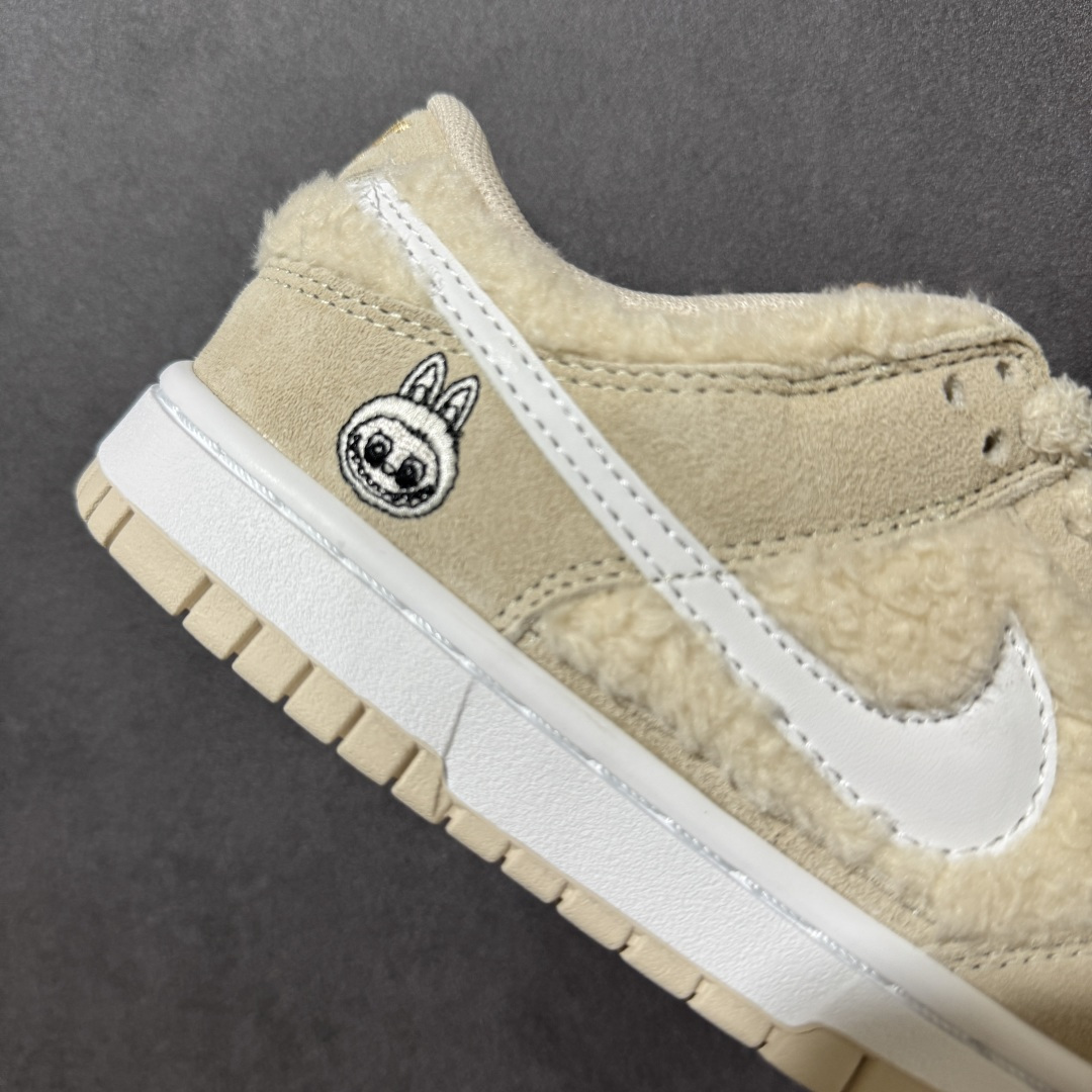 图片[8]-【福利特价】Nike Dunk By PopMart LABUBU 豆乳多多 货号 GB6675-002 Labubu 定制款 跨越次元的美学 全鞋采用Dunk sb定制大底 设计沿用跳舞小熊超级联名专属长毛绒感 侧身电绣Labubu Logo 超级适配秋冬 Swoosh隐藏于绒感深处 脚踏七彩祥云 化身街头弄潮 尺码：36 36.5 37.5 38 38.5 39 40 40.5 41 42 4265 43 44 44.5 45-选品中心