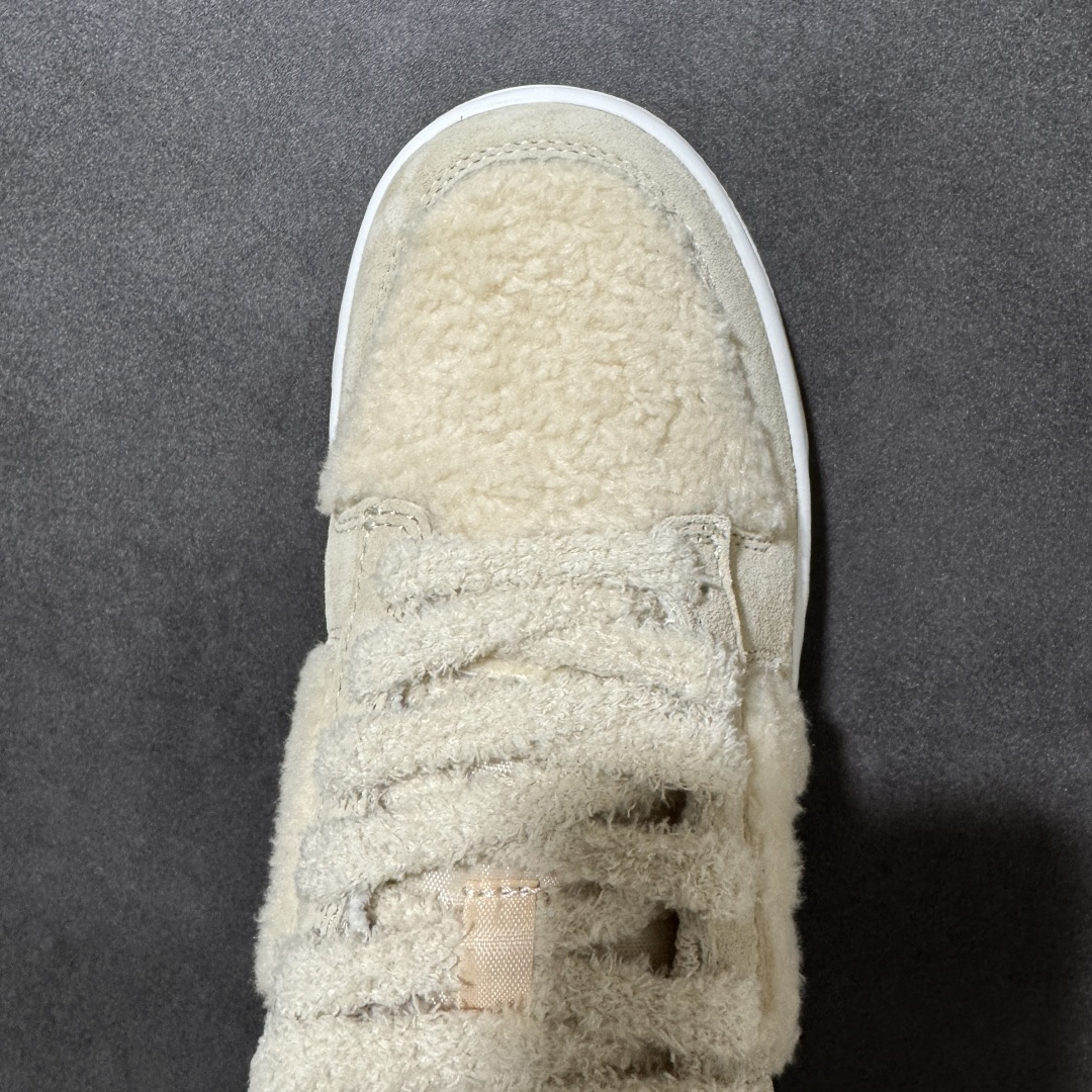 图片[5]-【福利特价】Nike Dunk By PopMart LABUBU 豆乳多多 货号 GB6675-002 Labubu 定制款 跨越次元的美学 全鞋采用Dunk sb定制大底 设计沿用跳舞小熊超级联名专属长毛绒感 侧身电绣Labubu Logo 超级适配秋冬 Swoosh隐藏于绒感深处 脚踏七彩祥云 化身街头弄潮 尺码：36 36.5 37.5 38 38.5 39 40 40.5 41 42 4265 43 44 44.5 45-选品中心