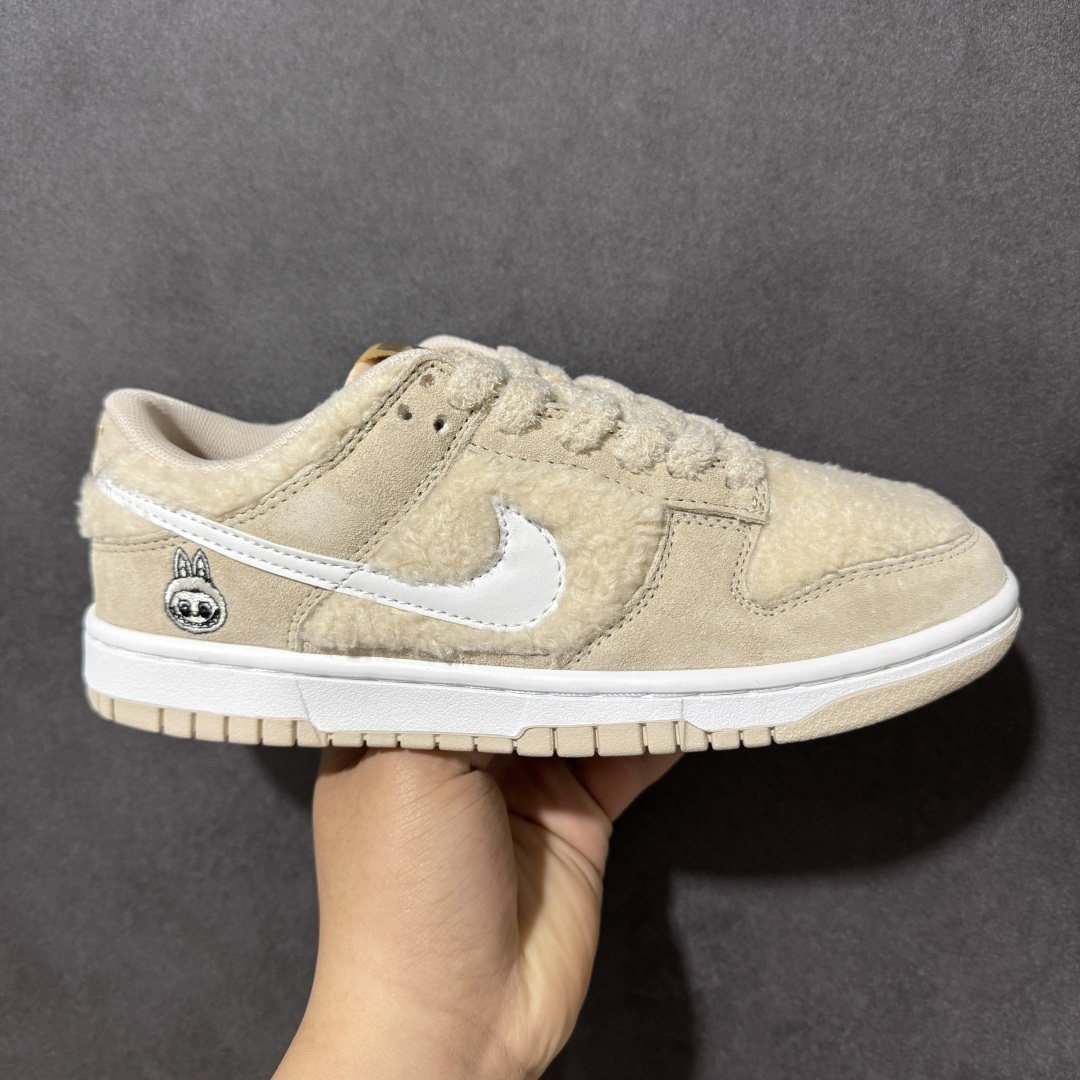 【福利特价】Nike Dunk By PopMart LABUBU 豆乳多多 货号 GB6675-002 Labubu 定制款 跨越次元的美学 全鞋采用Dunk sb定制大底 设计沿用跳舞小熊超级联名专属长毛绒感 侧身电绣Labubu Logo 超级适配秋冬 Swoosh隐藏于绒感深处 脚踏七彩祥云 化身街头弄潮 尺码：36 36.5 37.5 38 38.5 39 40 40.5 41 42 4265 43 44 44.5 45-选品中心