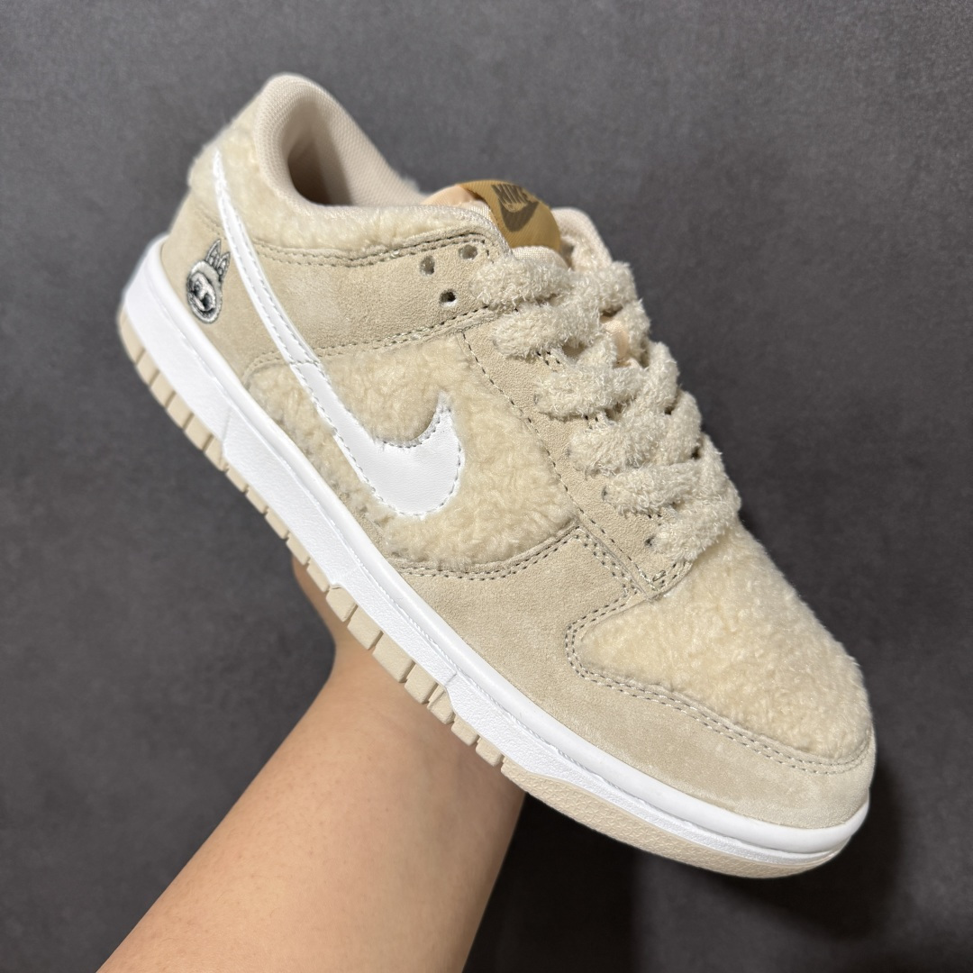 图片[3]-【福利特价】Nike Dunk By PopMart LABUBU 豆乳多多 货号 GB6675-002 Labubu 定制款 跨越次元的美学 全鞋采用Dunk sb定制大底 设计沿用跳舞小熊超级联名专属长毛绒感 侧身电绣Labubu Logo 超级适配秋冬 Swoosh隐藏于绒感深处 脚踏七彩祥云 化身街头弄潮 尺码：36 36.5 37.5 38 38.5 39 40 40.5 41 42 4265 43 44 44.5 45-选品中心