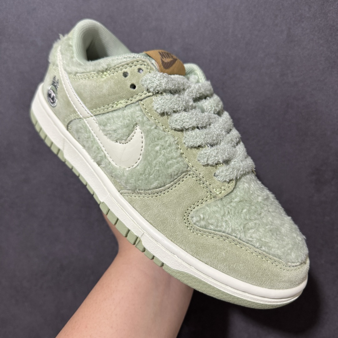 图片[3]-【福利特价】Nike Dunk By PopMart LABUBU 青提果果 货号 GB6675-004 Labubu 定制款 跨越次元的美学 全鞋采用Dunk sb定制大底 设计沿用跳舞小熊超级联名专属长毛绒感 侧身电绣Labubu Logo 超级适配秋冬 Swoosh隐藏于绒感深处 脚踏七彩祥云 化身街头弄潮 尺码：36 36.5 37.5 38 38.5 39 40 40.5 41 42 4265 43 44 44.5 45-选品中心