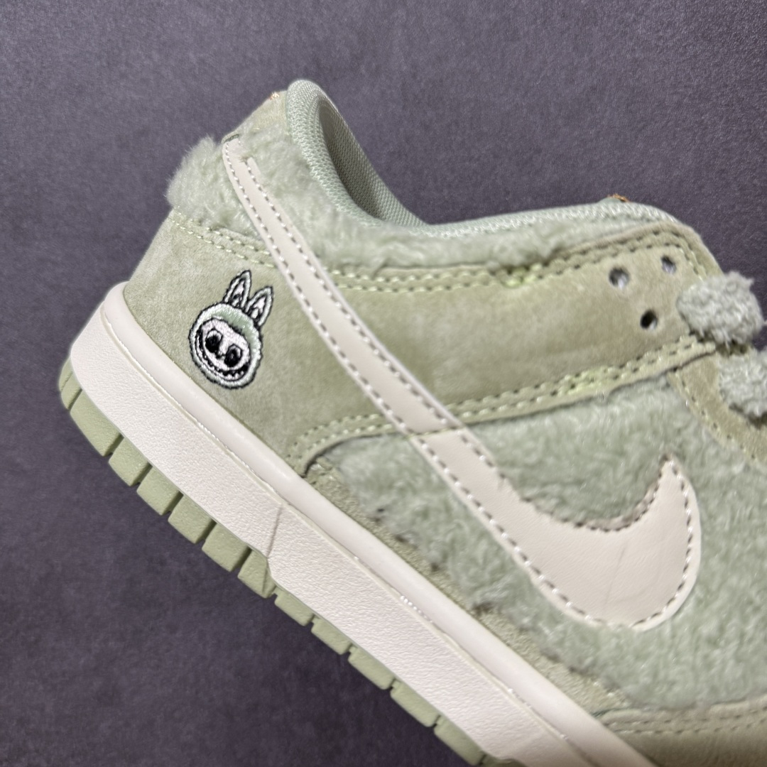 图片[8]-【福利特价】Nike Dunk By PopMart LABUBU 青提果果 货号 GB6675-004 Labubu 定制款 跨越次元的美学 全鞋采用Dunk sb定制大底 设计沿用跳舞小熊超级联名专属长毛绒感 侧身电绣Labubu Logo 超级适配秋冬 Swoosh隐藏于绒感深处 脚踏七彩祥云 化身街头弄潮 尺码：36 36.5 37.5 38 38.5 39 40 40.5 41 42 4265 43 44 44.5 45-选品中心