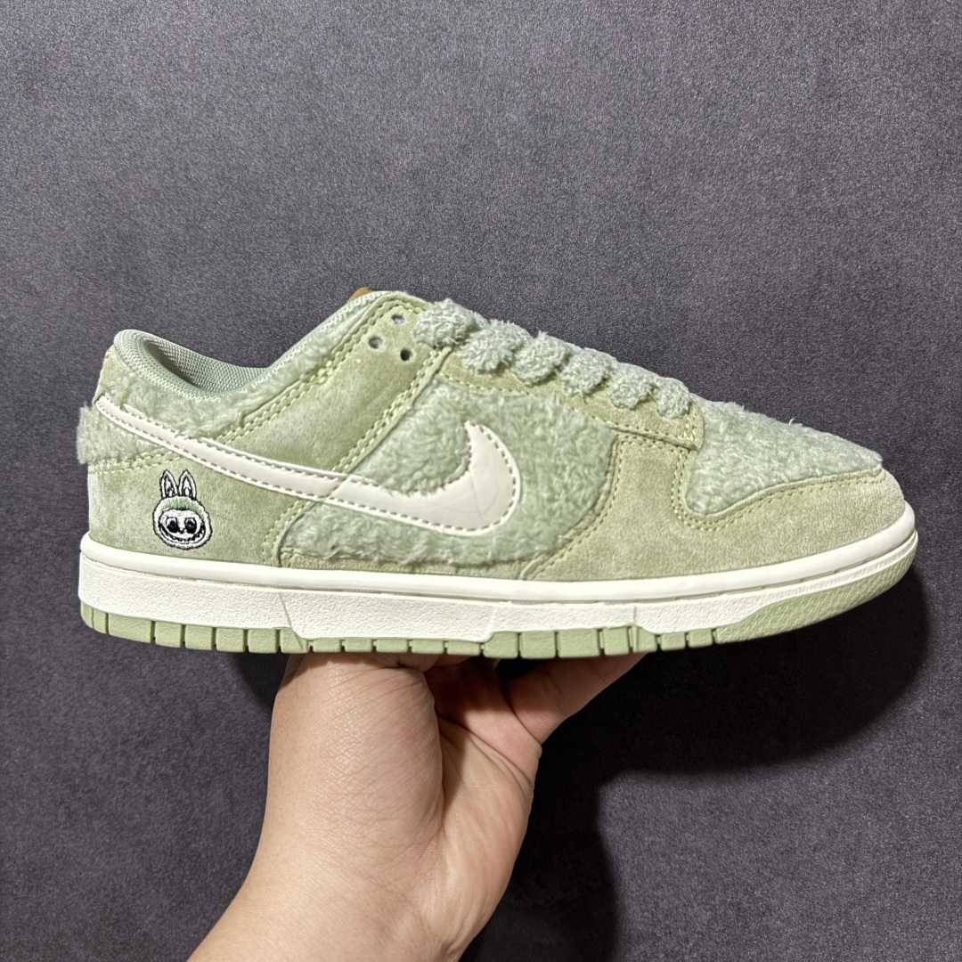 【福利特价】Nike Dunk By PopMart LABUBU 青提果果 货号 GB6675-004 Labubu 定制款 跨越次元的美学 全鞋采用Dunk sb定制大底 设计沿用跳舞小熊超级联名专属长毛绒感 侧身电绣Labubu Logo 超级适配秋冬 Swoosh隐藏于绒感深处 脚踏七彩祥云 化身街头弄潮 尺码：36 36.5 37.5 38 38.5 39 40 40.5 41 42 4265 43 44 44.5 45-选品中心