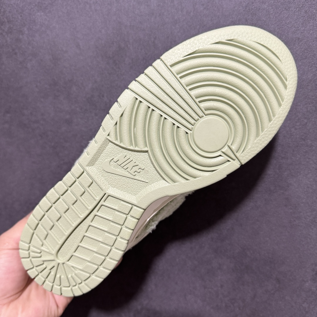 图片[9]-【福利特价】Nike Dunk By PopMart LABUBU 青提果果 货号 GB6675-004 Labubu 定制款 跨越次元的美学 全鞋采用Dunk sb定制大底 设计沿用跳舞小熊超级联名专属长毛绒感 侧身电绣Labubu Logo 超级适配秋冬 Swoosh隐藏于绒感深处 脚踏七彩祥云 化身街头弄潮 尺码：36 36.5 37.5 38 38.5 39 40 40.5 41 42 4265 43 44 44.5 45-选品中心