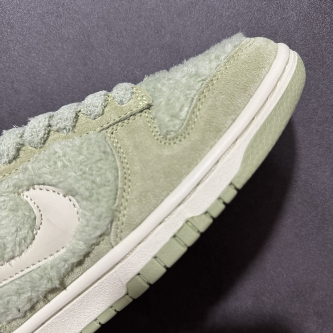 图片[7]-【福利特价】Nike Dunk By PopMart LABUBU 青提果果 货号 GB6675-004 Labubu 定制款 跨越次元的美学 全鞋采用Dunk sb定制大底 设计沿用跳舞小熊超级联名专属长毛绒感 侧身电绣Labubu Logo 超级适配秋冬 Swoosh隐藏于绒感深处 脚踏七彩祥云 化身街头弄潮 尺码：36 36.5 37.5 38 38.5 39 40 40.5 41 42 4265 43 44 44.5 45-选品中心