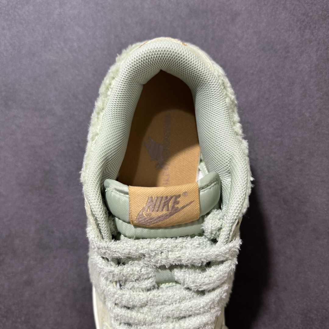 图片[6]-【福利特价】Nike Dunk By PopMart LABUBU 青提果果 货号 GB6675-004 Labubu 定制款 跨越次元的美学 全鞋采用Dunk sb定制大底 设计沿用跳舞小熊超级联名专属长毛绒感 侧身电绣Labubu Logo 超级适配秋冬 Swoosh隐藏于绒感深处 脚踏七彩祥云 化身街头弄潮 尺码：36 36.5 37.5 38 38.5 39 40 40.5 41 42 4265 43 44 44.5 45-选品中心