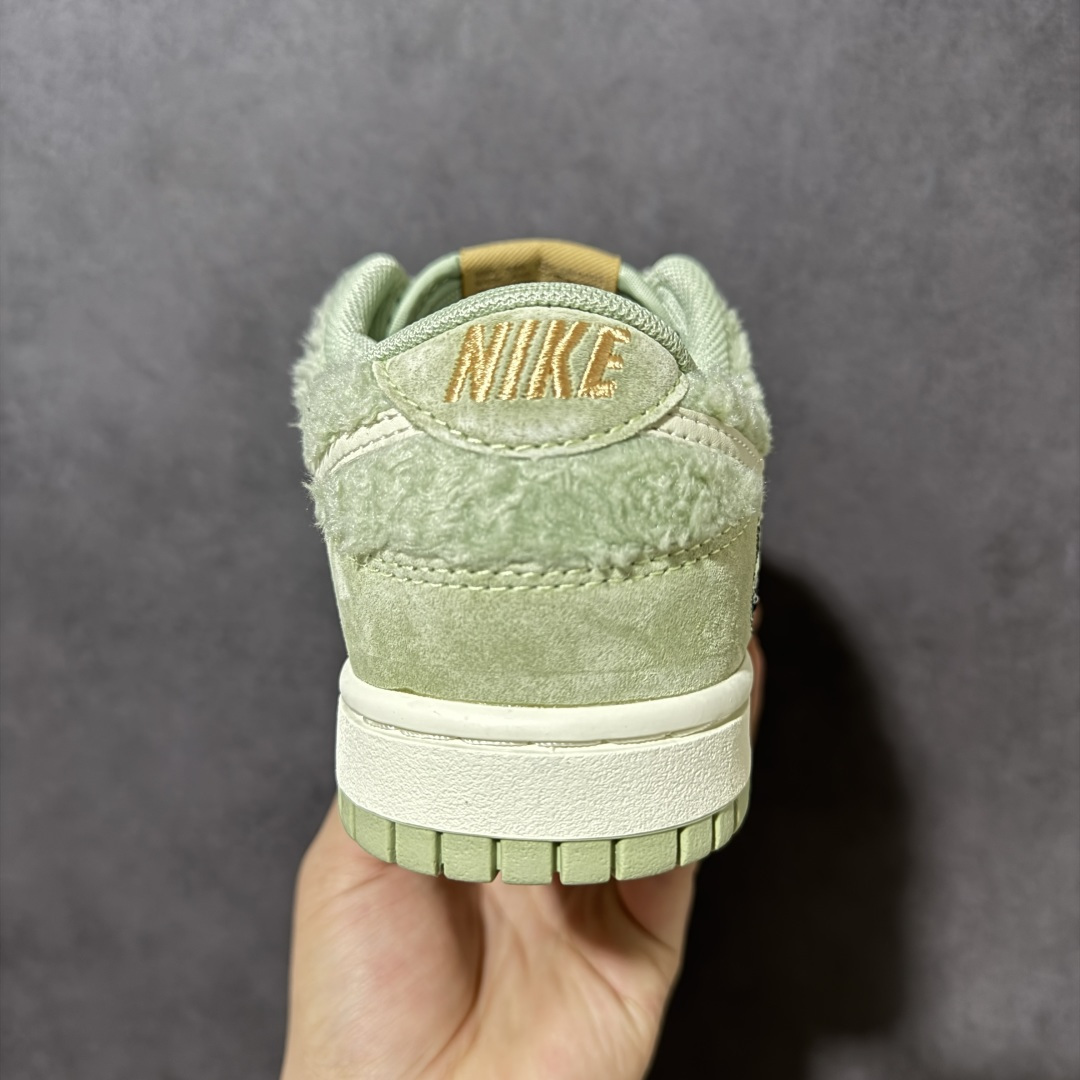 图片[4]-【福利特价】Nike Dunk By PopMart LABUBU 青提果果 货号 GB6675-004 Labubu 定制款 跨越次元的美学 全鞋采用Dunk sb定制大底 设计沿用跳舞小熊超级联名专属长毛绒感 侧身电绣Labubu Logo 超级适配秋冬 Swoosh隐藏于绒感深处 脚踏七彩祥云 化身街头弄潮 尺码：36 36.5 37.5 38 38.5 39 40 40.5 41 42 4265 43 44 44.5 45-选品中心