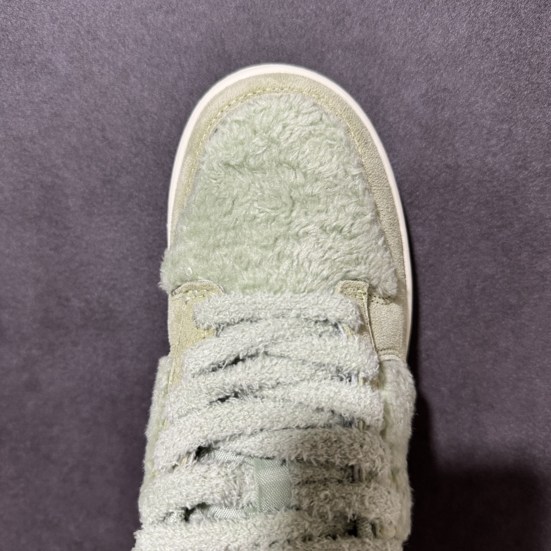 图片[5]-【福利特价】Nike Dunk By PopMart LABUBU 青提果果 货号 GB6675-004 Labubu 定制款 跨越次元的美学 全鞋采用Dunk sb定制大底 设计沿用跳舞小熊超级联名专属长毛绒感 侧身电绣Labubu Logo 超级适配秋冬 Swoosh隐藏于绒感深处 脚踏七彩祥云 化身街头弄潮 尺码：36 36.5 37.5 38 38.5 39 40 40.5 41 42 4265 43 44 44.5 45-选品中心