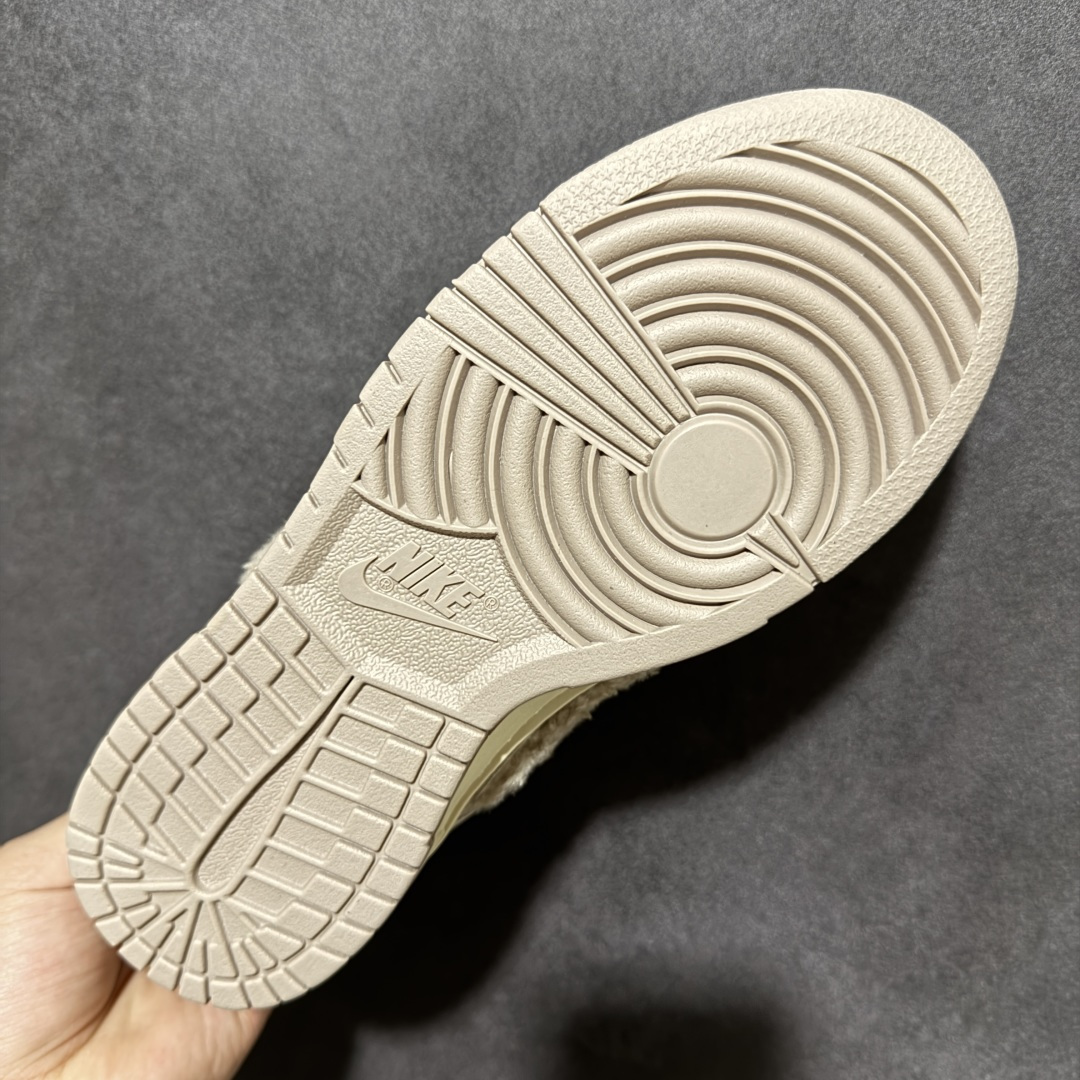 图片[8]-【福利特价】Nike Dunk By PopMart LABUBU 太妃糖糖 货号 GB6675-006 Labubu 定制款 跨越次元的美学 全鞋采用Dunk sb定制大底 设计沿用跳舞小熊超级联名专属长毛绒感 侧身电绣Labubu Logo 超级适配秋冬 Swoosh隐藏于绒感深处 脚踏七彩祥云 化身街头弄潮 尺码：36 36.5 37.5 38 38.5 39 40 40.5 41 42 4265 43 44 44.5 45-选品中心