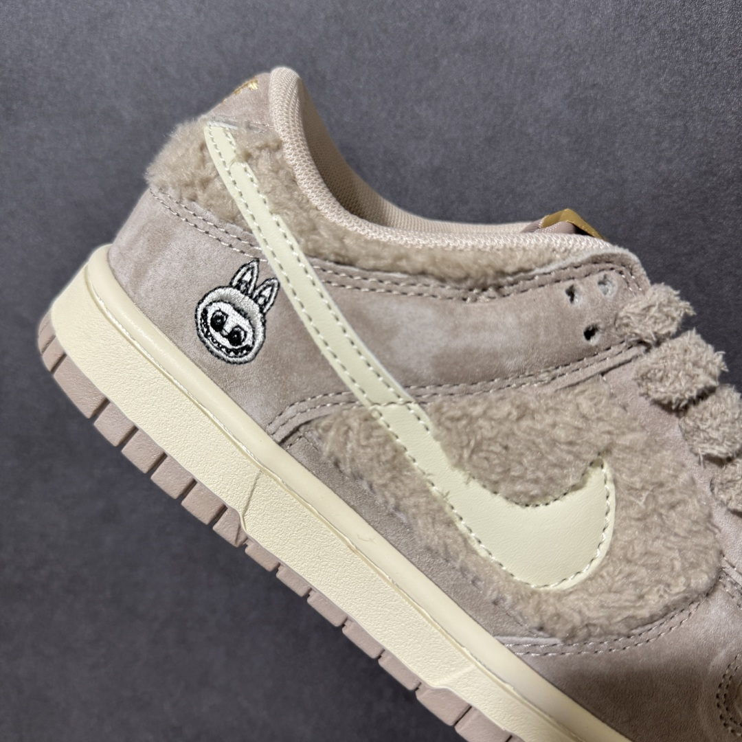 图片[7]-【福利特价】Nike Dunk By PopMart LABUBU 太妃糖糖 货号 GB6675-006 Labubu 定制款 跨越次元的美学 全鞋采用Dunk sb定制大底 设计沿用跳舞小熊超级联名专属长毛绒感 侧身电绣Labubu Logo 超级适配秋冬 Swoosh隐藏于绒感深处 脚踏七彩祥云 化身街头弄潮 尺码：36 36.5 37.5 38 38.5 39 40 40.5 41 42 4265 43 44 44.5 45-选品中心