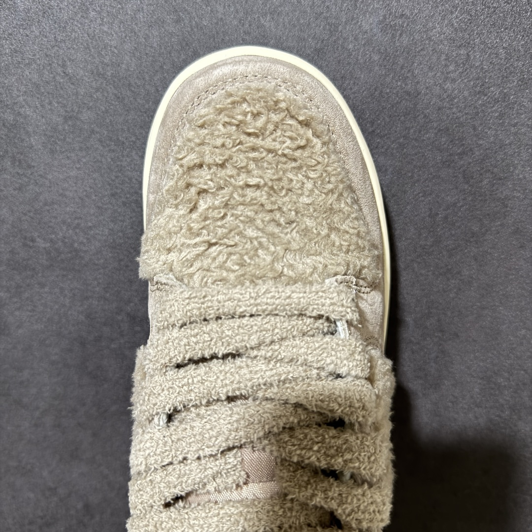 图片[3]-【福利特价】Nike Dunk By PopMart LABUBU 太妃糖糖 货号 GB6675-006 Labubu 定制款 跨越次元的美学 全鞋采用Dunk sb定制大底 设计沿用跳舞小熊超级联名专属长毛绒感 侧身电绣Labubu Logo 超级适配秋冬 Swoosh隐藏于绒感深处 脚踏七彩祥云 化身街头弄潮 尺码：36 36.5 37.5 38 38.5 39 40 40.5 41 42 4265 43 44 44.5 45-选品中心