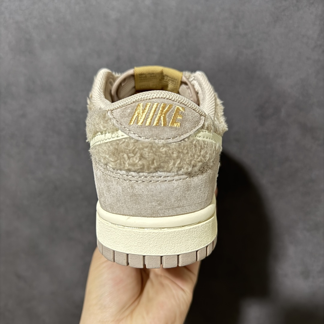图片[4]-【福利特价】Nike Dunk By PopMart LABUBU 太妃糖糖 货号 GB6675-006 Labubu 定制款 跨越次元的美学 全鞋采用Dunk sb定制大底 设计沿用跳舞小熊超级联名专属长毛绒感 侧身电绣Labubu Logo 超级适配秋冬 Swoosh隐藏于绒感深处 脚踏七彩祥云 化身街头弄潮 尺码：36 36.5 37.5 38 38.5 39 40 40.5 41 42 4265 43 44 44.5 45-选品中心