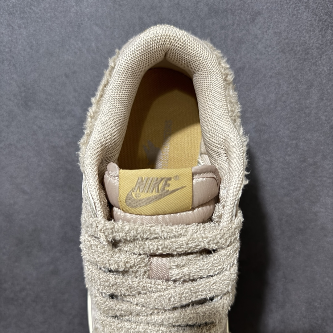 图片[5]-【福利特价】Nike Dunk By PopMart LABUBU 太妃糖糖 货号 GB6675-006 Labubu 定制款 跨越次元的美学 全鞋采用Dunk sb定制大底 设计沿用跳舞小熊超级联名专属长毛绒感 侧身电绣Labubu Logo 超级适配秋冬 Swoosh隐藏于绒感深处 脚踏七彩祥云 化身街头弄潮 尺码：36 36.5 37.5 38 38.5 39 40 40.5 41 42 4265 43 44 44.5 45-选品中心