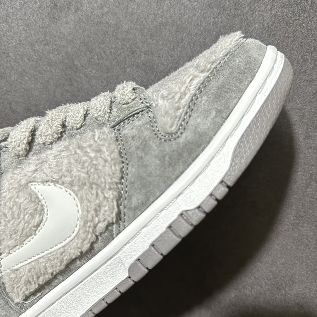 图片[7]-【福利特价】Nike Dunk By PopMart LABUBU 芝麻豆豆 货号 GB6675-007 Labubu 定制款 跨越次元的美学 全鞋采用Dunk sb定制大底 设计沿用跳舞小熊超级联名专属长毛绒感 侧身电绣Labubu Logo 超级适配秋冬 Swoosh隐藏于绒感深处 脚踏七彩祥云 化身街头弄潮 尺码：36 36.5 37.5 38 38.5 39 40 40.5 41 42 4265 43 44 44.5 45-选品中心