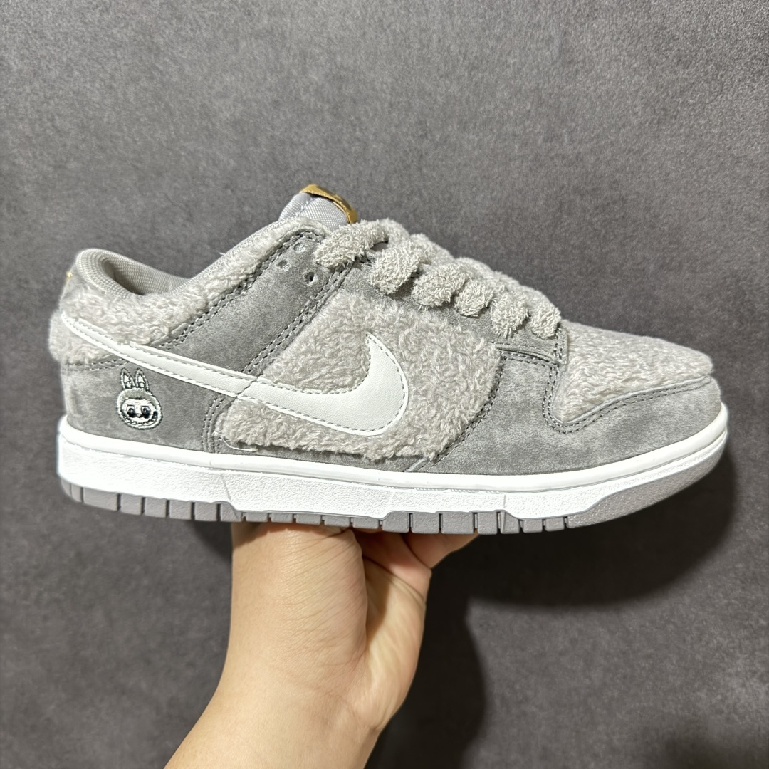 【福利特价】Nike Dunk By PopMart LABUBU 芝麻豆豆 货号 GB6675-007 Labubu 定制款 跨越次元的美学 全鞋采用Dunk sb定制大底 设计沿用跳舞小熊超级联名专属长毛绒感 侧身电绣Labubu Logo 超级适配秋冬 Swoosh隐藏于绒感深处 脚踏七彩祥云 化身街头弄潮 尺码：36 36.5 37.5 38 38.5 39 40 40.5 41 42 4265 43 44 44.5 45-选品中心