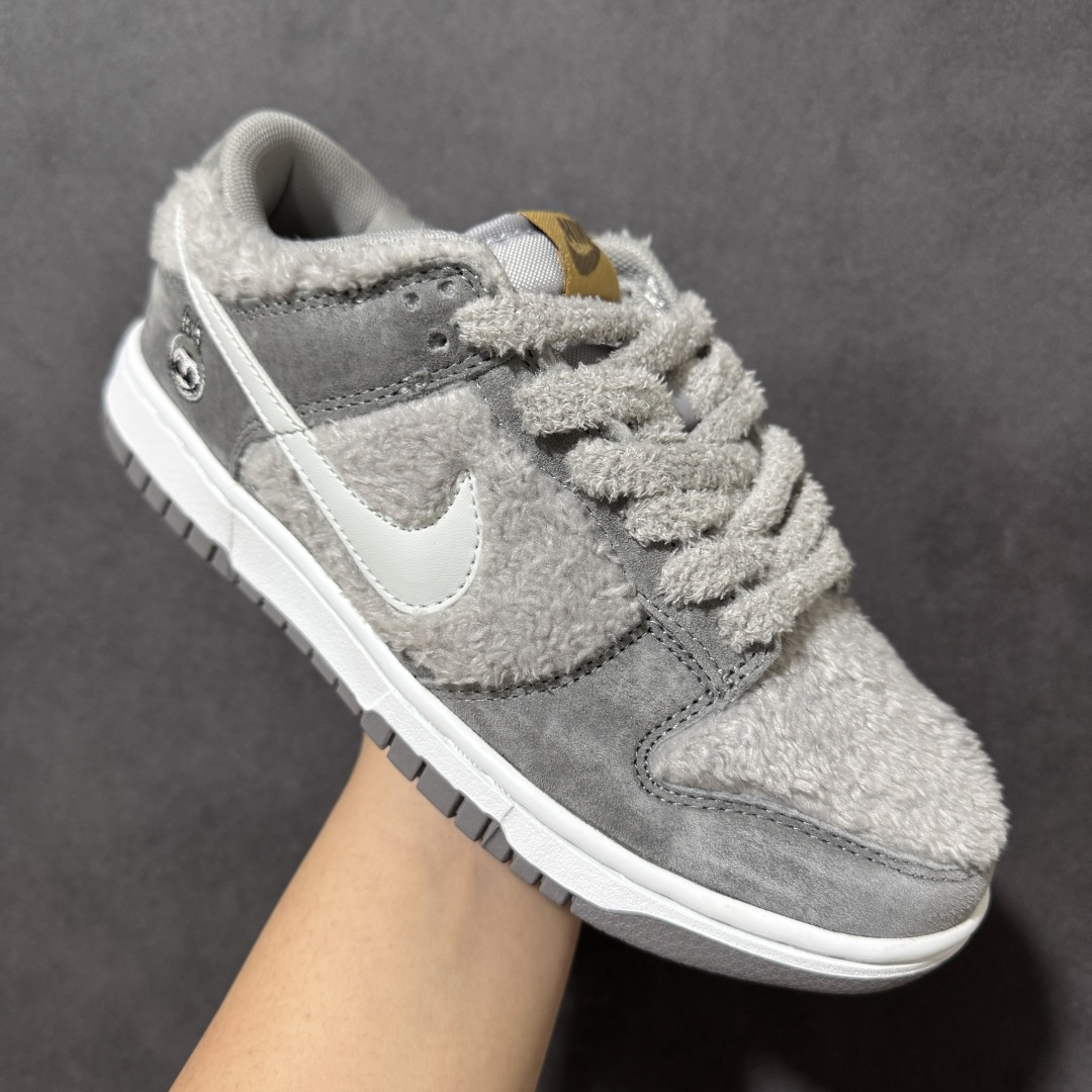图片[3]-【福利特价】Nike Dunk By PopMart LABUBU 芝麻豆豆 货号 GB6675-007 Labubu 定制款 跨越次元的美学 全鞋采用Dunk sb定制大底 设计沿用跳舞小熊超级联名专属长毛绒感 侧身电绣Labubu Logo 超级适配秋冬 Swoosh隐藏于绒感深处 脚踏七彩祥云 化身街头弄潮 尺码：36 36.5 37.5 38 38.5 39 40 40.5 41 42 4265 43 44 44.5 45-选品中心