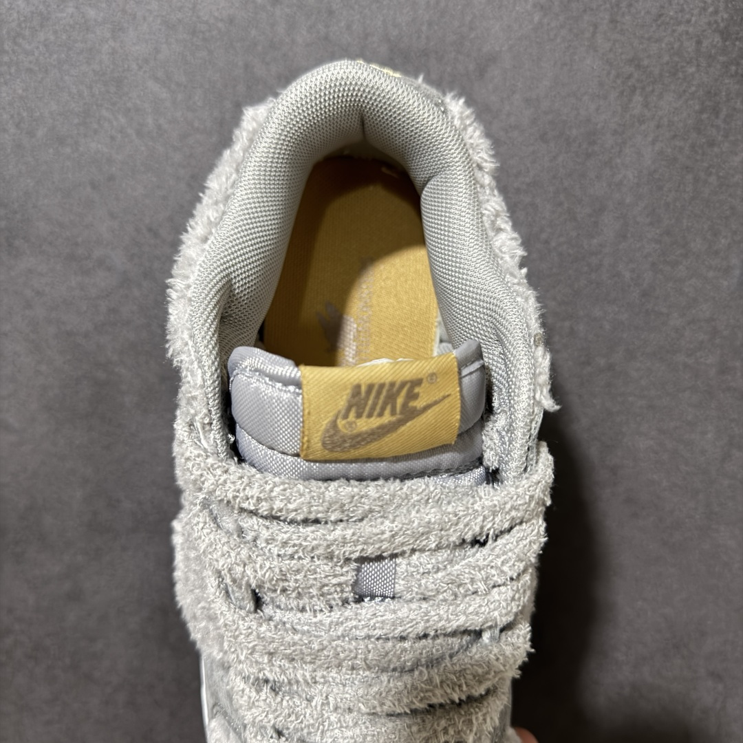 图片[6]-【福利特价】Nike Dunk By PopMart LABUBU 芝麻豆豆 货号 GB6675-007 Labubu 定制款 跨越次元的美学 全鞋采用Dunk sb定制大底 设计沿用跳舞小熊超级联名专属长毛绒感 侧身电绣Labubu Logo 超级适配秋冬 Swoosh隐藏于绒感深处 脚踏七彩祥云 化身街头弄潮 尺码：36 36.5 37.5 38 38.5 39 40 40.5 41 42 4265 43 44 44.5 45-选品中心