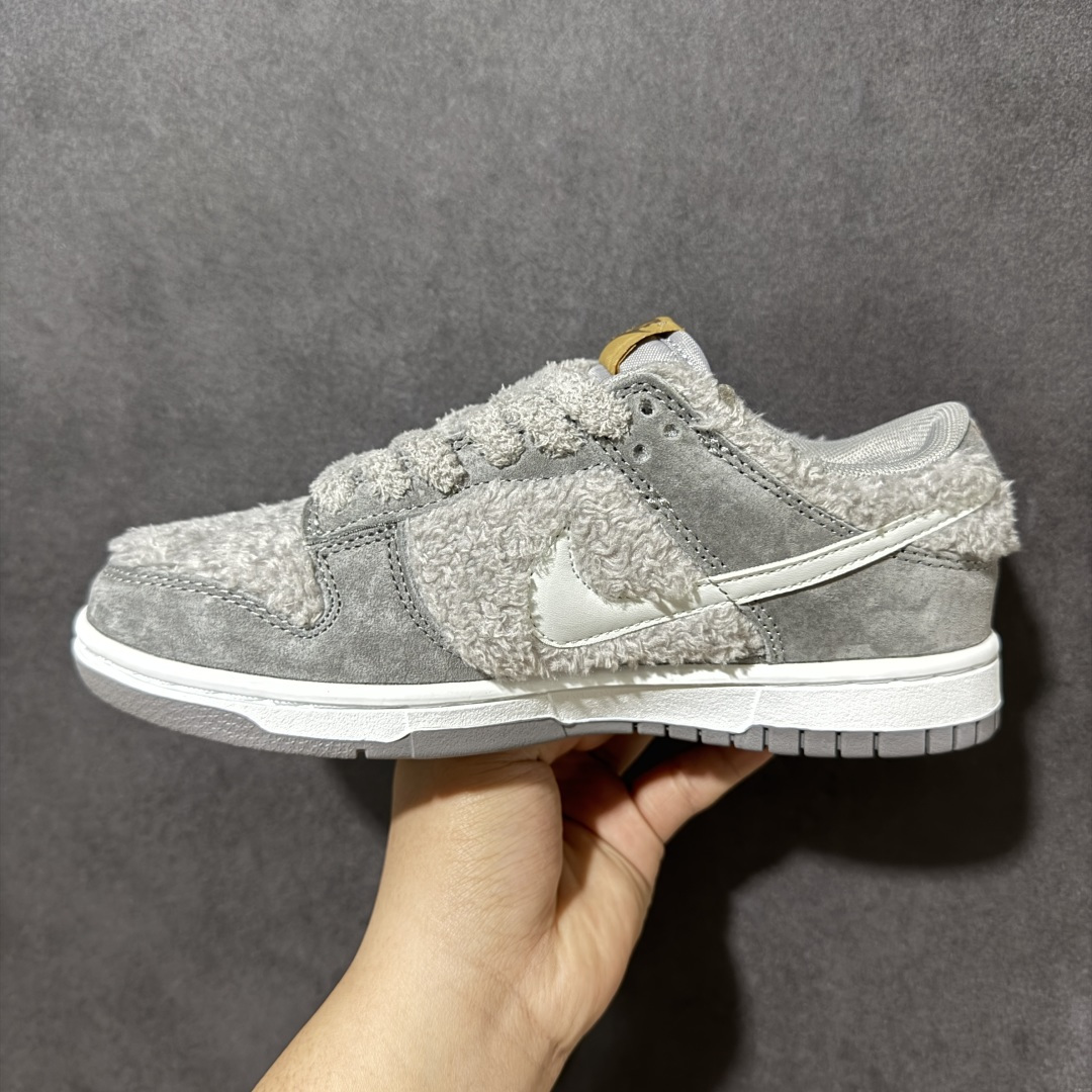 图片[2]-【福利特价】Nike Dunk By PopMart LABUBU 芝麻豆豆 货号 GB6675-007 Labubu 定制款 跨越次元的美学 全鞋采用Dunk sb定制大底 设计沿用跳舞小熊超级联名专属长毛绒感 侧身电绣Labubu Logo 超级适配秋冬 Swoosh隐藏于绒感深处 脚踏七彩祥云 化身街头弄潮 尺码：36 36.5 37.5 38 38.5 39 40 40.5 41 42 4265 43 44 44.5 45-选品中心