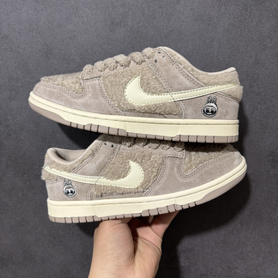 图片[9]-【福利特价】Nike Dunk By PopMart LABUBU 太妃糖糖 货号 GB6675-006 Labubu 定制款 跨越次元的美学 全鞋采用Dunk sb定制大底 设计沿用跳舞小熊超级联名专属长毛绒感 侧身电绣Labubu Logo 超级适配秋冬 Swoosh隐藏于绒感深处 脚踏七彩祥云 化身街头弄潮 尺码：36 36.5 37.5 38 38.5 39 40 40.5 41 42 4265 43 44 44.5 45-选品中心