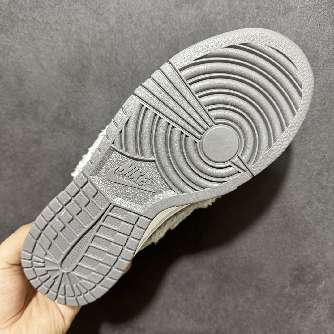 图片[9]-【福利特价】Nike Dunk By PopMart LABUBU 芝麻豆豆 货号 GB6675-007 Labubu 定制款 跨越次元的美学 全鞋采用Dunk sb定制大底 设计沿用跳舞小熊超级联名专属长毛绒感 侧身电绣Labubu Logo 超级适配秋冬 Swoosh隐藏于绒感深处 脚踏七彩祥云 化身街头弄潮 尺码：36 36.5 37.5 38 38.5 39 40 40.5 41 42 4265 43 44 44.5 45-选品中心