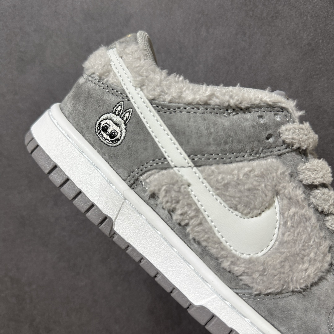 图片[8]-【福利特价】Nike Dunk By PopMart LABUBU 芝麻豆豆 货号 GB6675-007 Labubu 定制款 跨越次元的美学 全鞋采用Dunk sb定制大底 设计沿用跳舞小熊超级联名专属长毛绒感 侧身电绣Labubu Logo 超级适配秋冬 Swoosh隐藏于绒感深处 脚踏七彩祥云 化身街头弄潮 尺码：36 36.5 37.5 38 38.5 39 40 40.5 41 42 4265 43 44 44.5 45-选品中心
