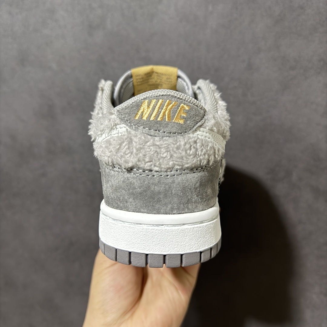 图片[4]-【福利特价】Nike Dunk By PopMart LABUBU 芝麻豆豆 货号 GB6675-007 Labubu 定制款 跨越次元的美学 全鞋采用Dunk sb定制大底 设计沿用跳舞小熊超级联名专属长毛绒感 侧身电绣Labubu Logo 超级适配秋冬 Swoosh隐藏于绒感深处 脚踏七彩祥云 化身街头弄潮 尺码：36 36.5 37.5 38 38.5 39 40 40.5 41 42 4265 43 44 44.5 45-选品中心