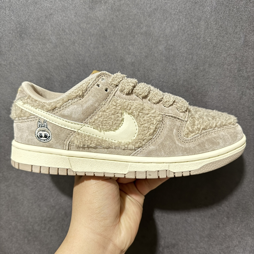 【福利特价】Nike Dunk By PopMart LABUBU 太妃糖糖 货号 GB6675-006 Labubu 定制款 跨越次元的美学 全鞋采用Dunk sb定制大底 设计沿用跳舞小熊超级联名专属长毛绒感 侧身电绣Labubu Logo 超级适配秋冬 Swoosh隐藏于绒感深处 脚踏七彩祥云 化身街头弄潮 尺码：36 36.5 37.5 38 38.5 39 40 40.5 41 42 4265 43 44 44.5 45-选品中心