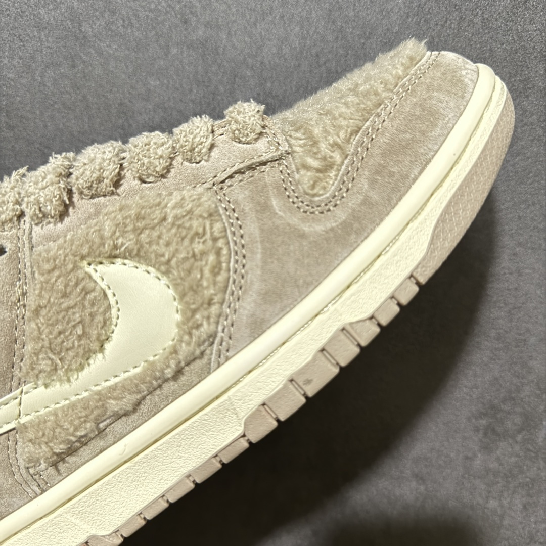 图片[6]-【福利特价】Nike Dunk By PopMart LABUBU 太妃糖糖 货号 GB6675-006 Labubu 定制款 跨越次元的美学 全鞋采用Dunk sb定制大底 设计沿用跳舞小熊超级联名专属长毛绒感 侧身电绣Labubu Logo 超级适配秋冬 Swoosh隐藏于绒感深处 脚踏七彩祥云 化身街头弄潮 尺码：36 36.5 37.5 38 38.5 39 40 40.5 41 42 4265 43 44 44.5 45-选品中心