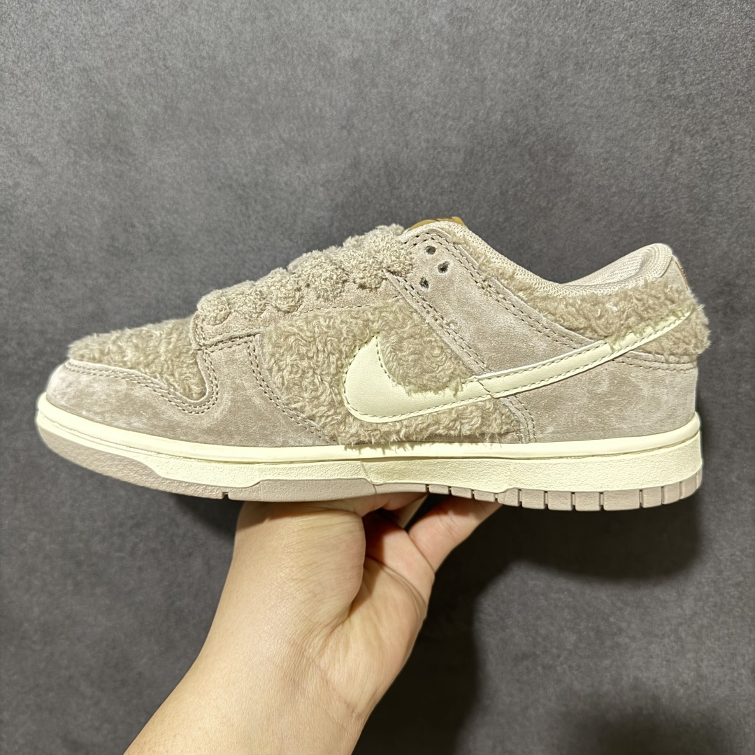 图片[2]-【福利特价】Nike Dunk By PopMart LABUBU 太妃糖糖 货号 GB6675-006 Labubu 定制款 跨越次元的美学 全鞋采用Dunk sb定制大底 设计沿用跳舞小熊超级联名专属长毛绒感 侧身电绣Labubu Logo 超级适配秋冬 Swoosh隐藏于绒感深处 脚踏七彩祥云 化身街头弄潮 尺码：36 36.5 37.5 38 38.5 39 40 40.5 41 42 4265 43 44 44.5 45-选品中心