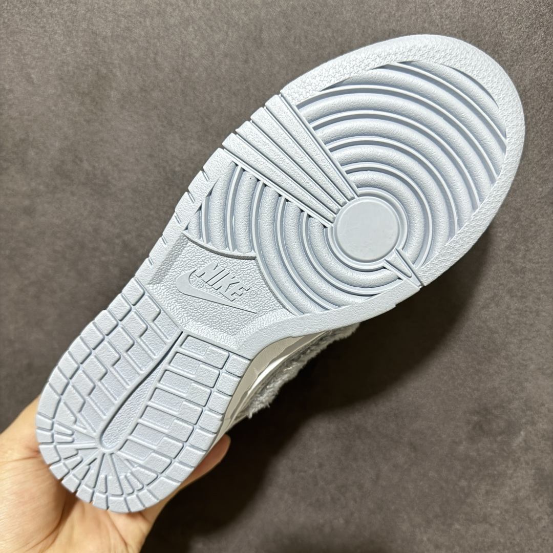 图片[9]-【福利特价】Nike Dunk By PopMart LABUBU 芝麻豆豆 货号 GB6675-007 Labubu 定制款 跨越次元的美学 全鞋采用Dunk sb定制大底 设计沿用跳舞小熊超级联名专属长毛绒感 侧身电绣Labubu Logo 超级适配秋冬 Swoosh隐藏于绒感深处 脚踏七彩祥云 化身街头弄潮 尺码：36 36.5 37.5 38 38.5 39 40 40.5 41 42 4265 43 44 44.5 45-选品中心