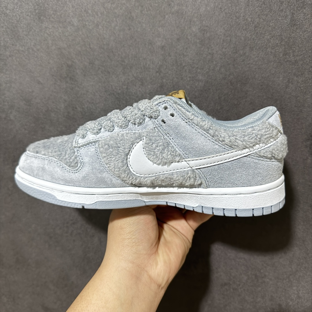 图片[2]-【福利特价】Nike Dunk By PopMart LABUBU 芝麻豆豆 货号 GB6675-007 Labubu 定制款 跨越次元的美学 全鞋采用Dunk sb定制大底 设计沿用跳舞小熊超级联名专属长毛绒感 侧身电绣Labubu Logo 超级适配秋冬 Swoosh隐藏于绒感深处 脚踏七彩祥云 化身街头弄潮 尺码：36 36.5 37.5 38 38.5 39 40 40.5 41 42 4265 43 44 44.5 45-选品中心