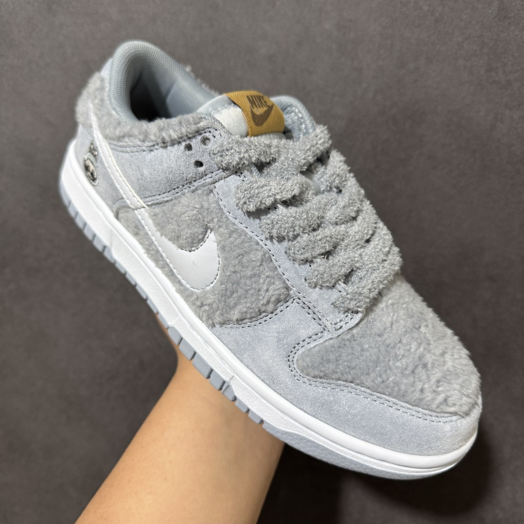 图片[3]-【福利特价】Nike Dunk By PopMart LABUBU 芝麻豆豆 货号 GB6675-007 Labubu 定制款 跨越次元的美学 全鞋采用Dunk sb定制大底 设计沿用跳舞小熊超级联名专属长毛绒感 侧身电绣Labubu Logo 超级适配秋冬 Swoosh隐藏于绒感深处 脚踏七彩祥云 化身街头弄潮 尺码：36 36.5 37.5 38 38.5 39 40 40.5 41 42 4265 43 44 44.5 45-选品中心