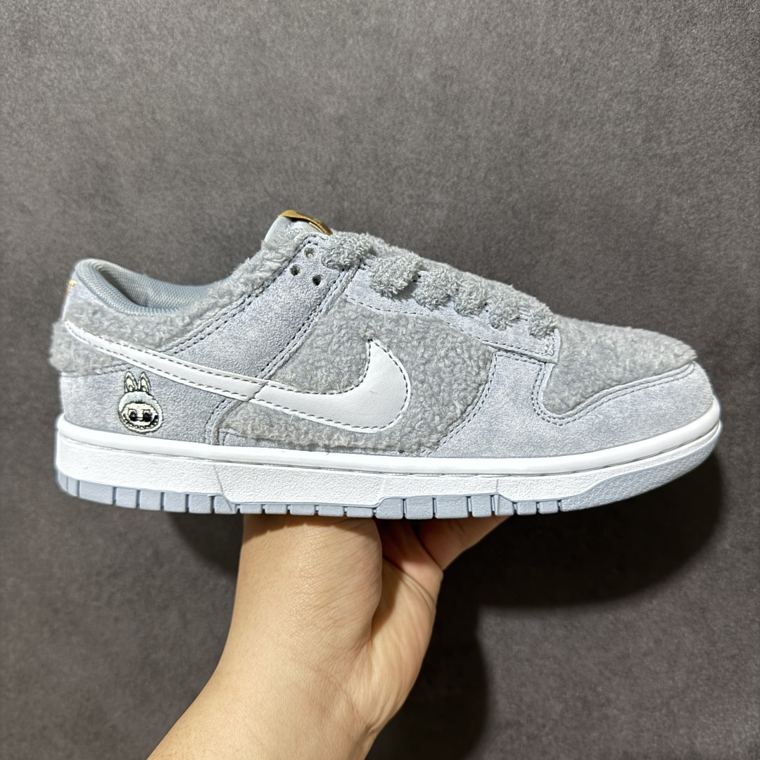 【福利特价】Nike Dunk By PopMart LABUBU 芝麻豆豆 货号 GB6675-007 Labubu 定制款 跨越次元的美学 全鞋采用Dunk sb定制大底 设计沿用跳舞小熊超级联名专属长毛绒感 侧身电绣Labubu Logo 超级适配秋冬 Swoosh隐藏于绒感深处 脚踏七彩祥云 化身街头弄潮 尺码：36 36.5 37.5 38 38.5 39 40 40.5 41 42 4265 43 44 44.5 45-选品中心