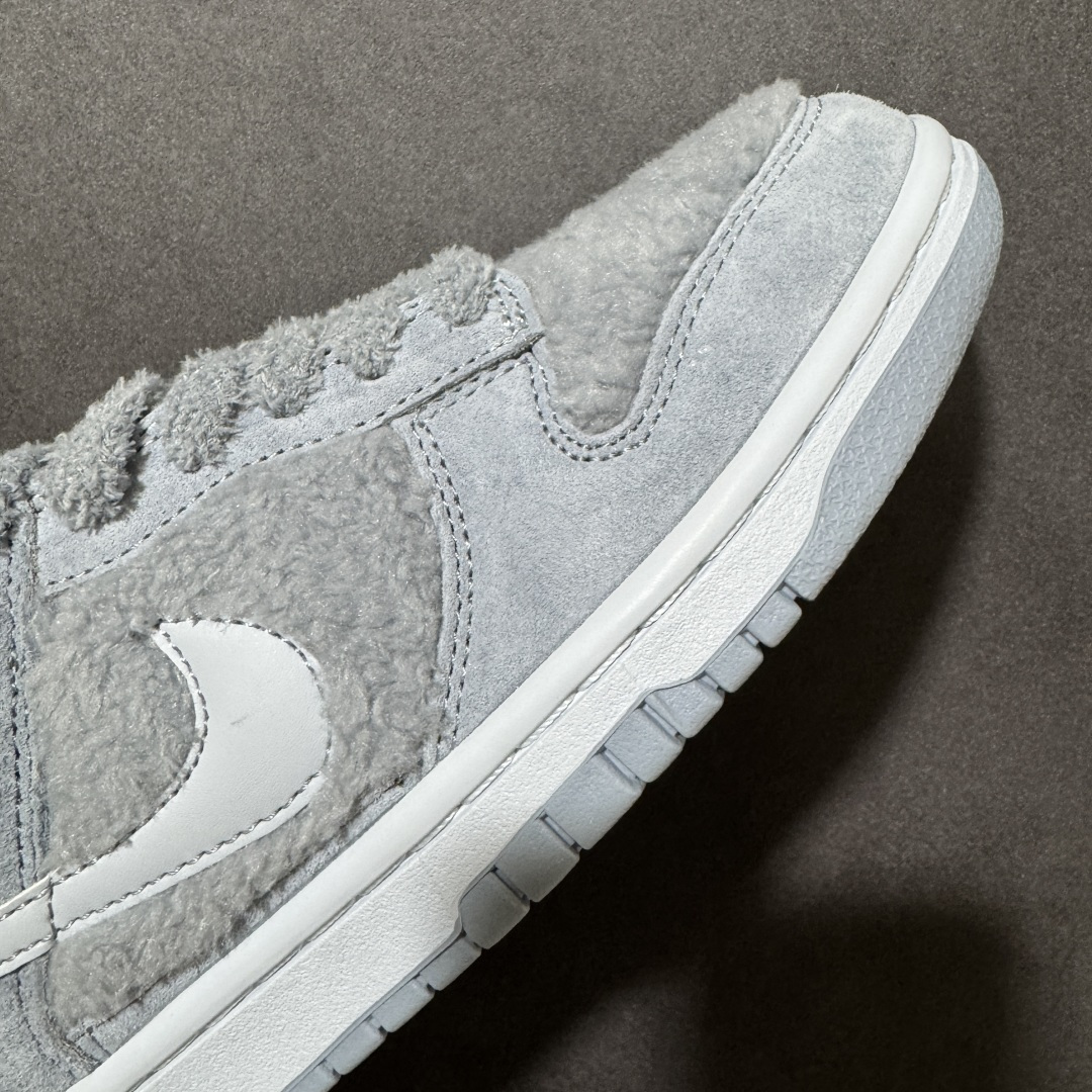 图片[7]-【福利特价】Nike Dunk By PopMart LABUBU 芝麻豆豆 货号 GB6675-007 Labubu 定制款 跨越次元的美学 全鞋采用Dunk sb定制大底 设计沿用跳舞小熊超级联名专属长毛绒感 侧身电绣Labubu Logo 超级适配秋冬 Swoosh隐藏于绒感深处 脚踏七彩祥云 化身街头弄潮 尺码：36 36.5 37.5 38 38.5 39 40 40.5 41 42 4265 43 44 44.5 45-选品中心