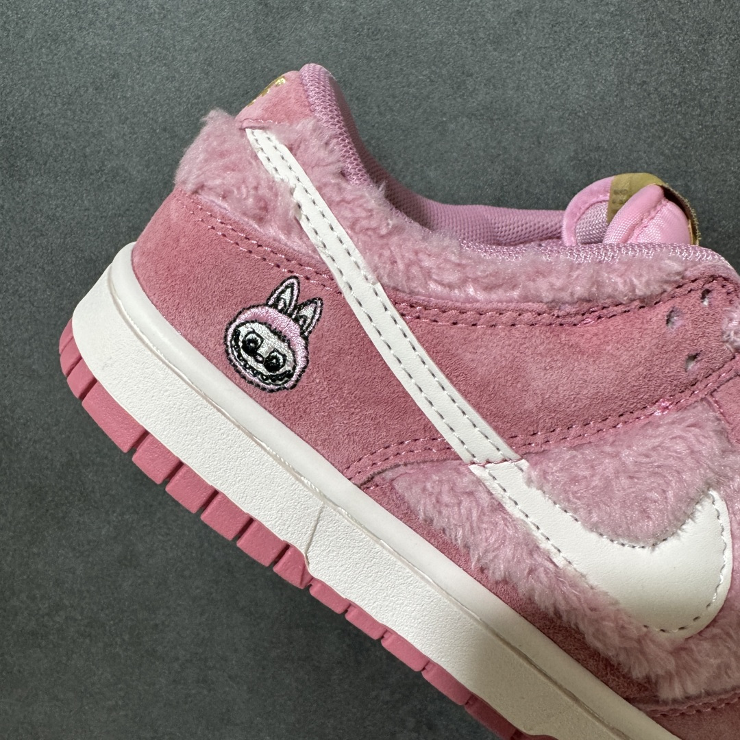 图片[8]-【福利特价】Nike Dunk By PopMart LABUBU 荔枝莓莓 货号 GB6675-003 Labubu 定制款 跨越次元的美学 全鞋采用Dunk sb定制大底 设计沿用跳舞小熊超级联名专属长毛绒感 侧身电绣Labubu Logo 超级适配秋冬 Swoosh隐藏于绒感深处 脚踏七彩祥云 化身街头弄潮 尺码：36 36.5 37.5 38 38.5 39 40 40.5 41 42 4265 43 44 44.5 45-选品中心