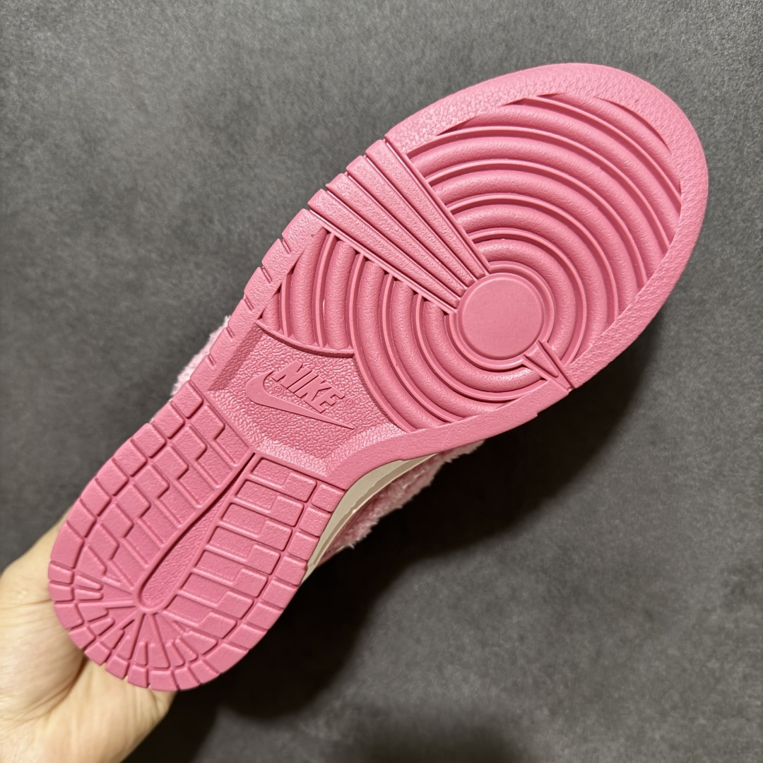 图片[9]-【福利特价】Nike Dunk By PopMart LABUBU 荔枝莓莓 货号 GB6675-003 Labubu 定制款 跨越次元的美学 全鞋采用Dunk sb定制大底 设计沿用跳舞小熊超级联名专属长毛绒感 侧身电绣Labubu Logo 超级适配秋冬 Swoosh隐藏于绒感深处 脚踏七彩祥云 化身街头弄潮 尺码：36 36.5 37.5 38 38.5 39 40 40.5 41 42 4265 43 44 44.5 45-选品中心