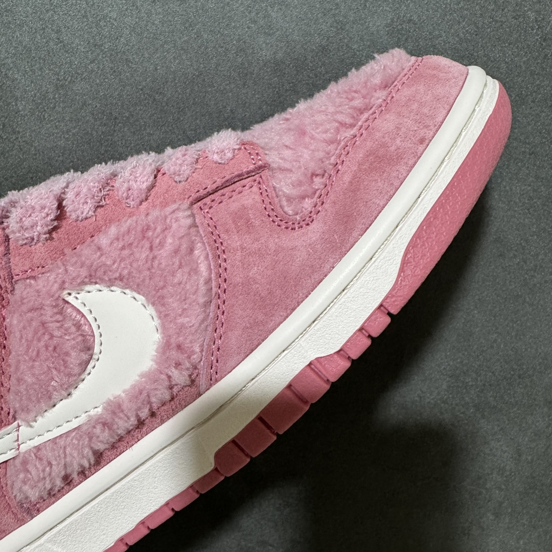 图片[7]-【福利特价】Nike Dunk By PopMart LABUBU 荔枝莓莓 货号 GB6675-003 Labubu 定制款 跨越次元的美学 全鞋采用Dunk sb定制大底 设计沿用跳舞小熊超级联名专属长毛绒感 侧身电绣Labubu Logo 超级适配秋冬 Swoosh隐藏于绒感深处 脚踏七彩祥云 化身街头弄潮 尺码：36 36.5 37.5 38 38.5 39 40 40.5 41 42 4265 43 44 44.5 45-选品中心