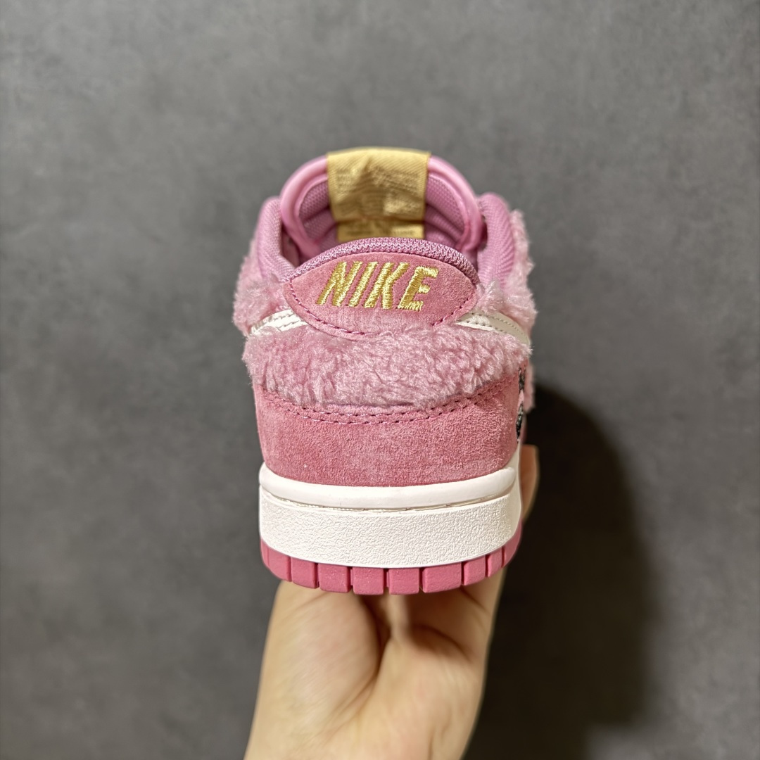 图片[4]-【福利特价】Nike Dunk By PopMart LABUBU 荔枝莓莓 货号 GB6675-003 Labubu 定制款 跨越次元的美学 全鞋采用Dunk sb定制大底 设计沿用跳舞小熊超级联名专属长毛绒感 侧身电绣Labubu Logo 超级适配秋冬 Swoosh隐藏于绒感深处 脚踏七彩祥云 化身街头弄潮 尺码：36 36.5 37.5 38 38.5 39 40 40.5 41 42 4265 43 44 44.5 45-选品中心