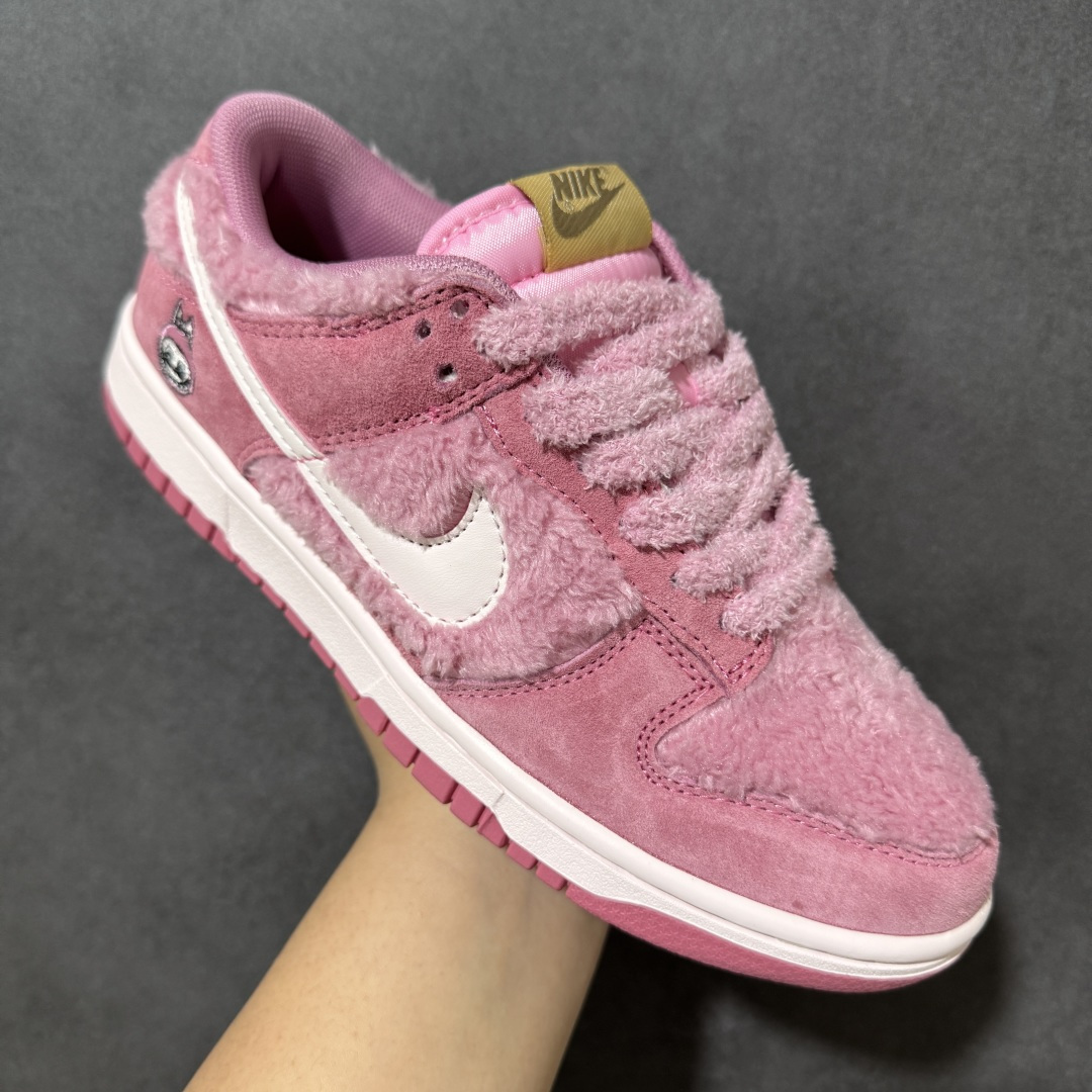 图片[3]-【福利特价】Nike Dunk By PopMart LABUBU 荔枝莓莓 货号 GB6675-003 Labubu 定制款 跨越次元的美学 全鞋采用Dunk sb定制大底 设计沿用跳舞小熊超级联名专属长毛绒感 侧身电绣Labubu Logo 超级适配秋冬 Swoosh隐藏于绒感深处 脚踏七彩祥云 化身街头弄潮 尺码：36 36.5 37.5 38 38.5 39 40 40.5 41 42 4265 43 44 44.5 45-选品中心