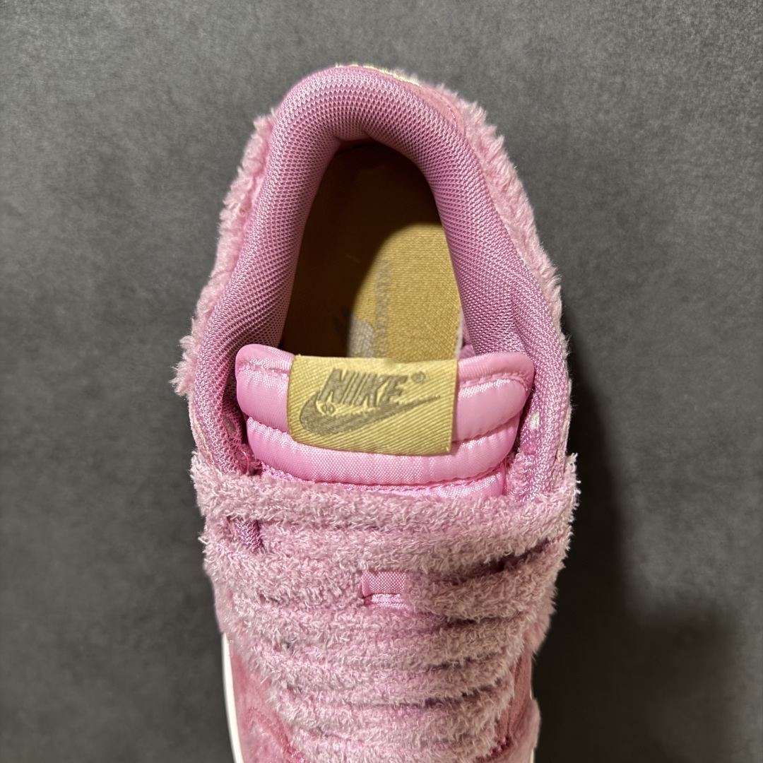 图片[6]-【福利特价】Nike Dunk By PopMart LABUBU 荔枝莓莓 货号 GB6675-003 Labubu 定制款 跨越次元的美学 全鞋采用Dunk sb定制大底 设计沿用跳舞小熊超级联名专属长毛绒感 侧身电绣Labubu Logo 超级适配秋冬 Swoosh隐藏于绒感深处 脚踏七彩祥云 化身街头弄潮 尺码：36 36.5 37.5 38 38.5 39 40 40.5 41 42 4265 43 44 44.5 45-选品中心