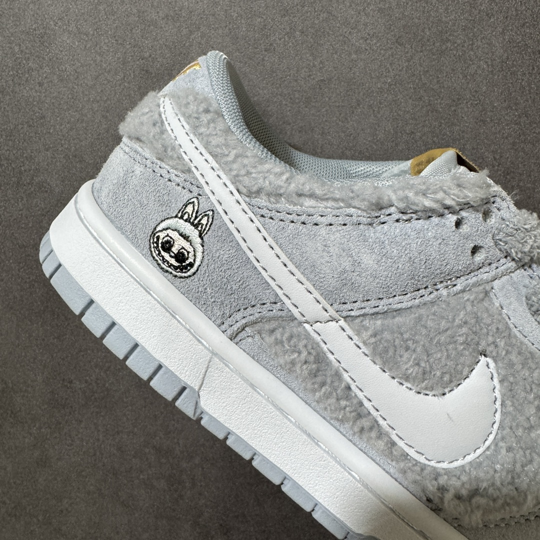 图片[8]-【福利特价】Nike Dunk By PopMart LABUBU 芝麻豆豆 货号 GB6675-007 Labubu 定制款 跨越次元的美学 全鞋采用Dunk sb定制大底 设计沿用跳舞小熊超级联名专属长毛绒感 侧身电绣Labubu Logo 超级适配秋冬 Swoosh隐藏于绒感深处 脚踏七彩祥云 化身街头弄潮 尺码：36 36.5 37.5 38 38.5 39 40 40.5 41 42 4265 43 44 44.5 45-选品中心