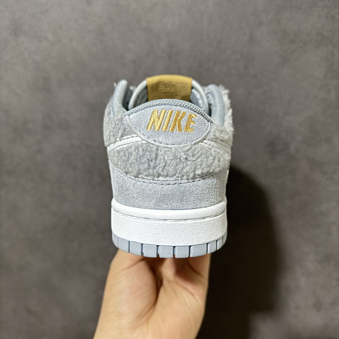 图片[4]-【福利特价】Nike Dunk By PopMart LABUBU 芝麻豆豆 货号 GB6675-007 Labubu 定制款 跨越次元的美学 全鞋采用Dunk sb定制大底 设计沿用跳舞小熊超级联名专属长毛绒感 侧身电绣Labubu Logo 超级适配秋冬 Swoosh隐藏于绒感深处 脚踏七彩祥云 化身街头弄潮 尺码：36 36.5 37.5 38 38.5 39 40 40.5 41 42 4265 43 44 44.5 45-选品中心