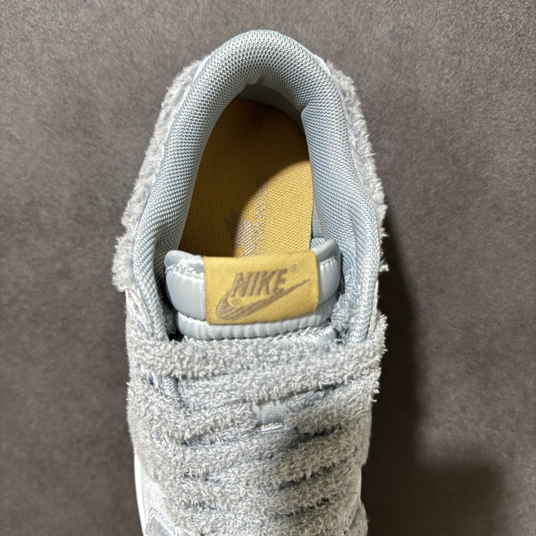 图片[6]-【福利特价】Nike Dunk By PopMart LABUBU 芝麻豆豆 货号 GB6675-007 Labubu 定制款 跨越次元的美学 全鞋采用Dunk sb定制大底 设计沿用跳舞小熊超级联名专属长毛绒感 侧身电绣Labubu Logo 超级适配秋冬 Swoosh隐藏于绒感深处 脚踏七彩祥云 化身街头弄潮 尺码：36 36.5 37.5 38 38.5 39 40 40.5 41 42 4265 43 44 44.5 45-选品中心